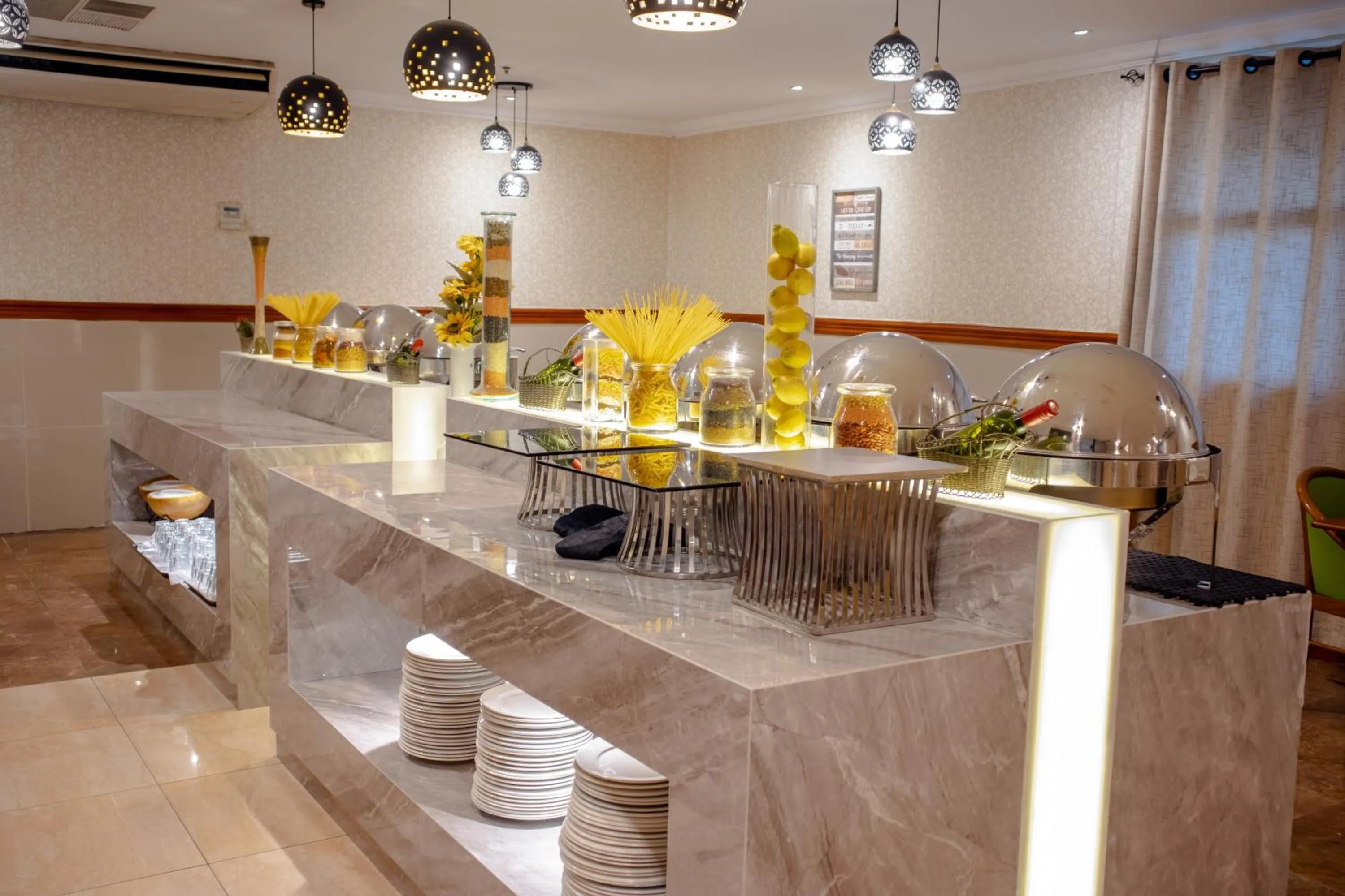 Restaurant/places to eat in Vision Imperial Hotel Formerly Excelsior Hotel Downtown