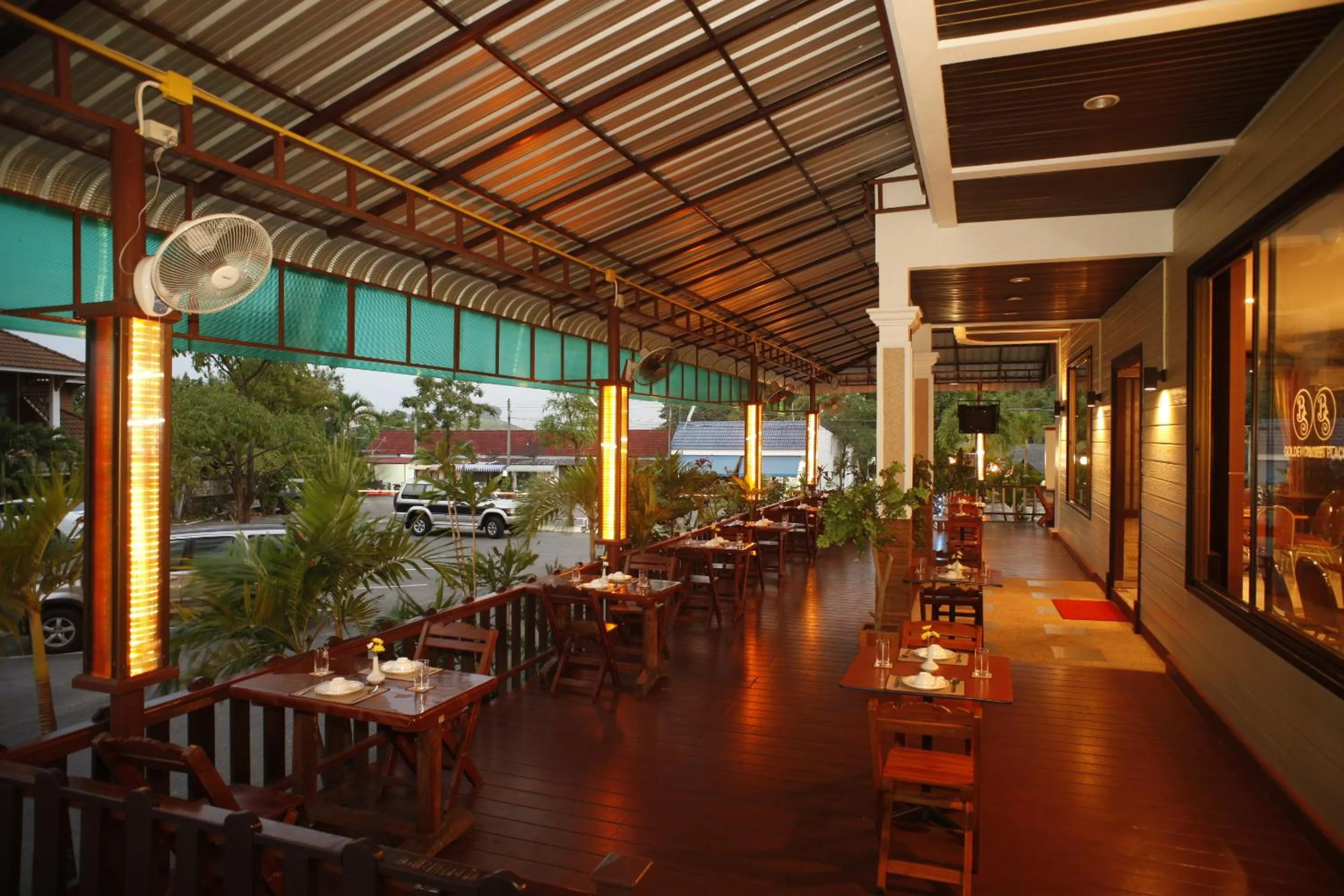 Restaurant/places to eat in Boon Siam Hotel