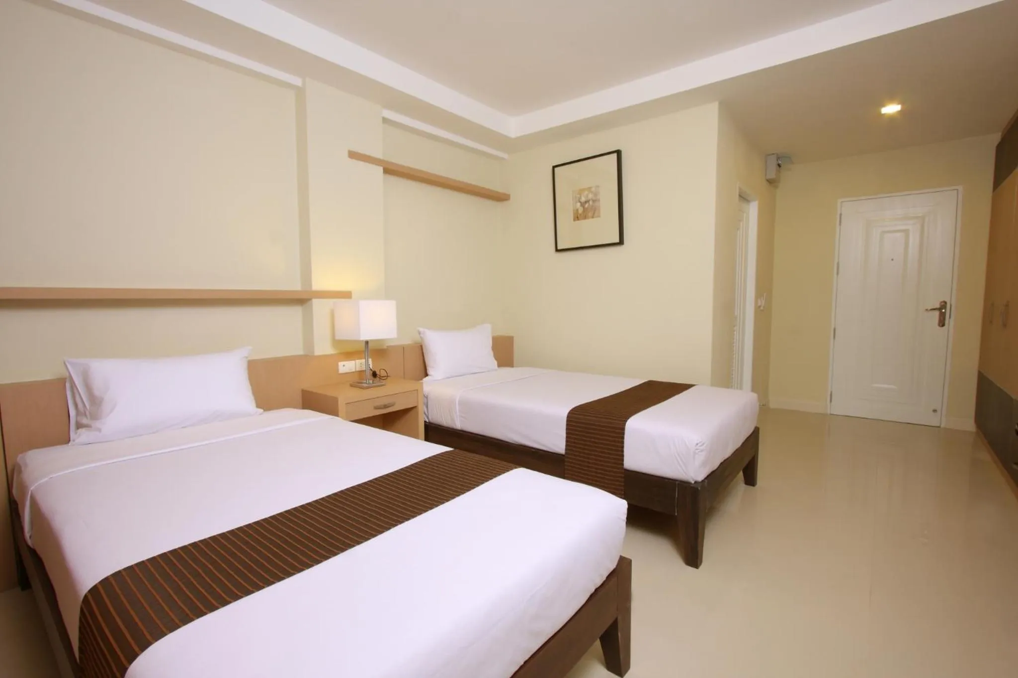 Photo of the whole room, Bed in Sunday Platinum Suites