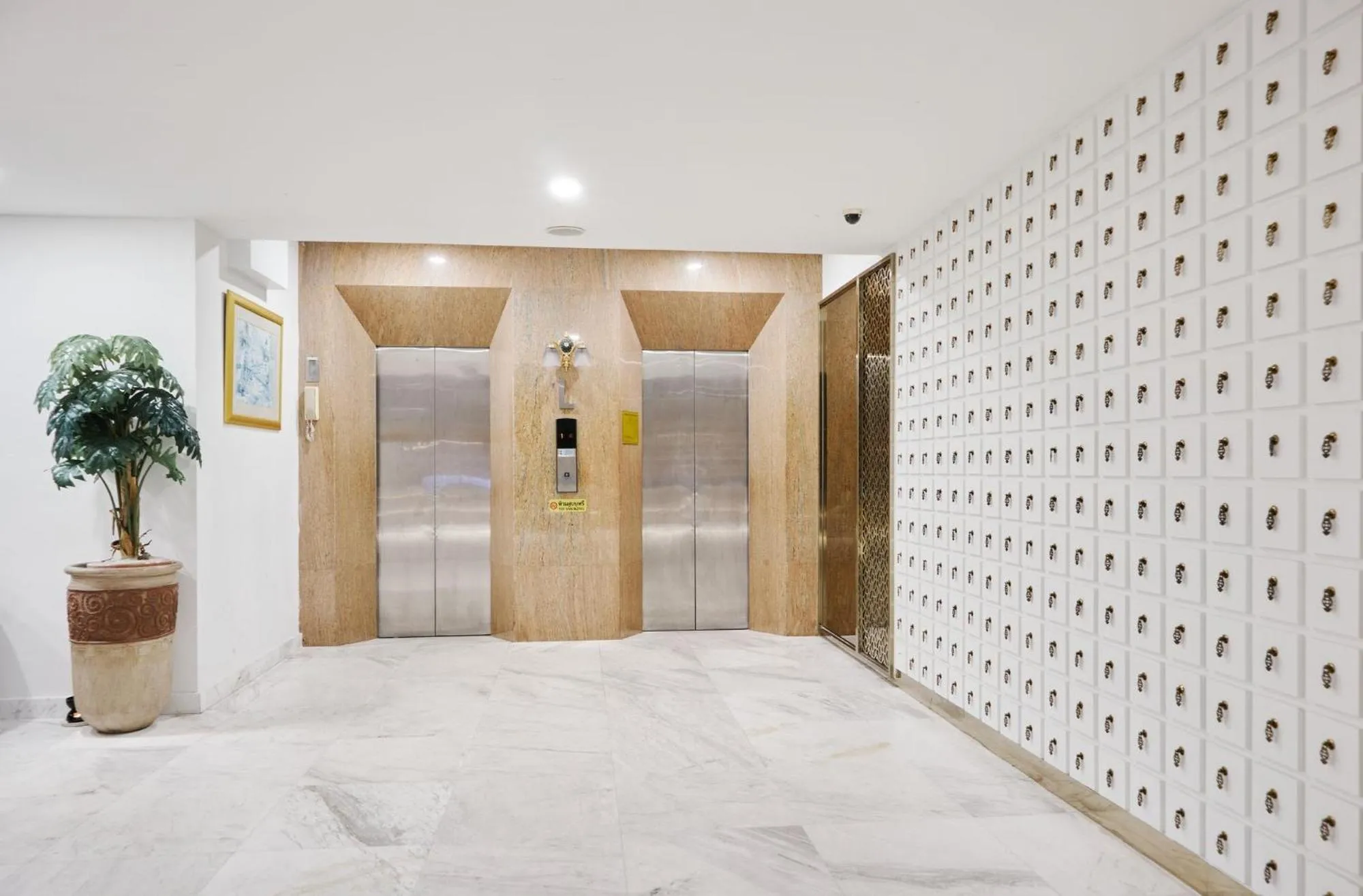 elevator in Sunday Platinum Suites