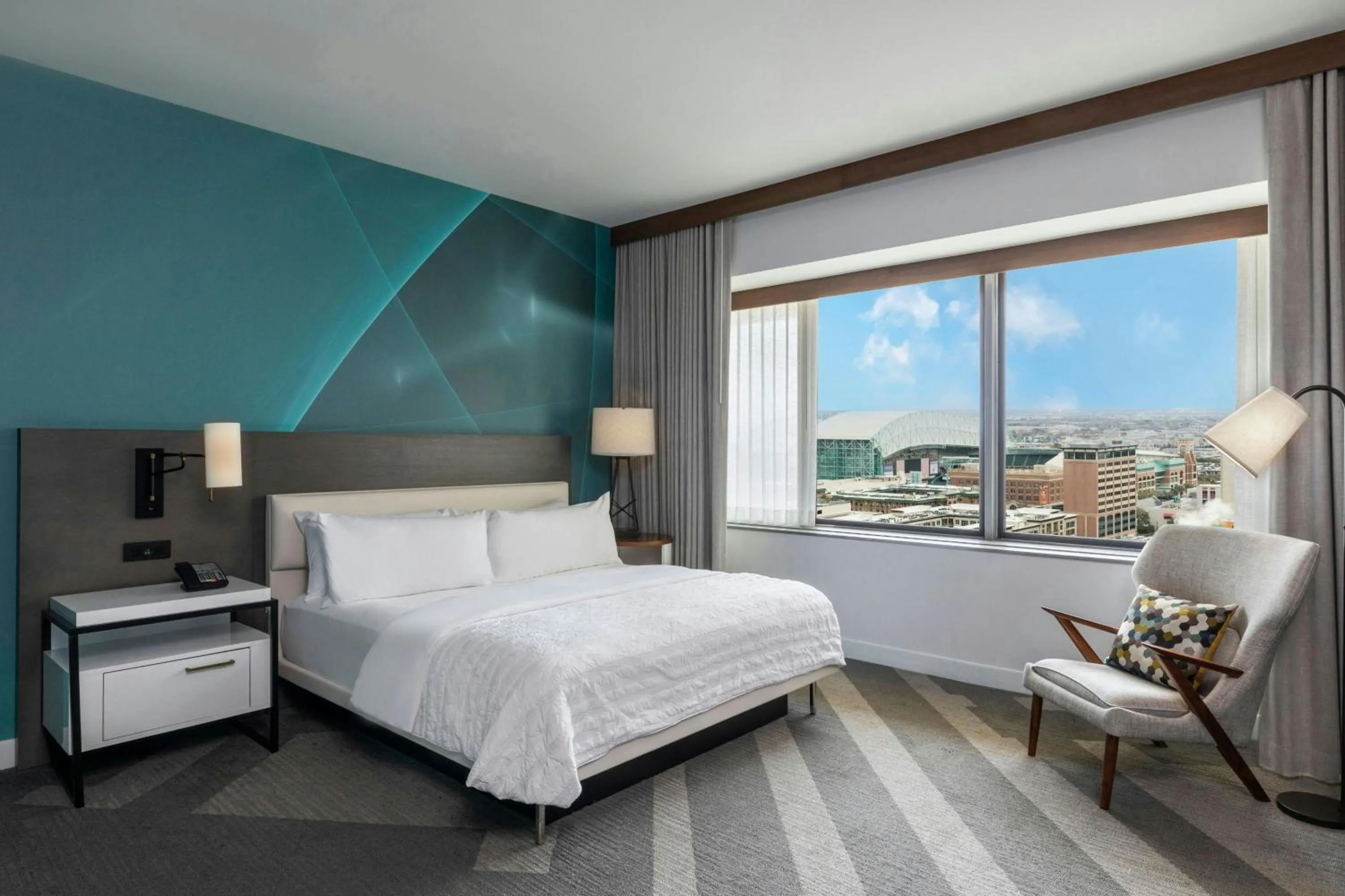 Photo of the whole room, Bed in Le Meridien Houston Downtown