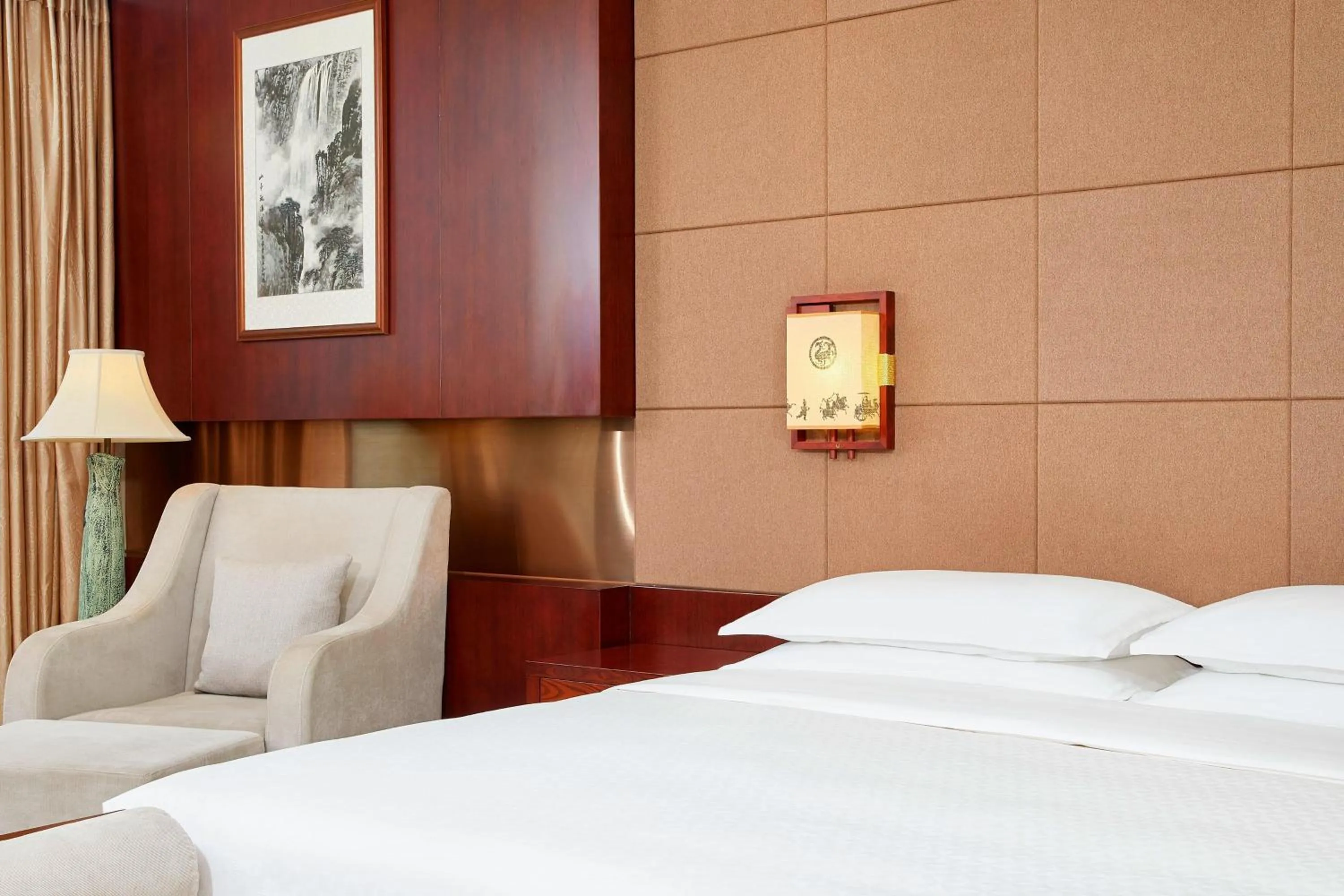 Photo of the whole room, Bed in Four Points by Sheraton Danzhou