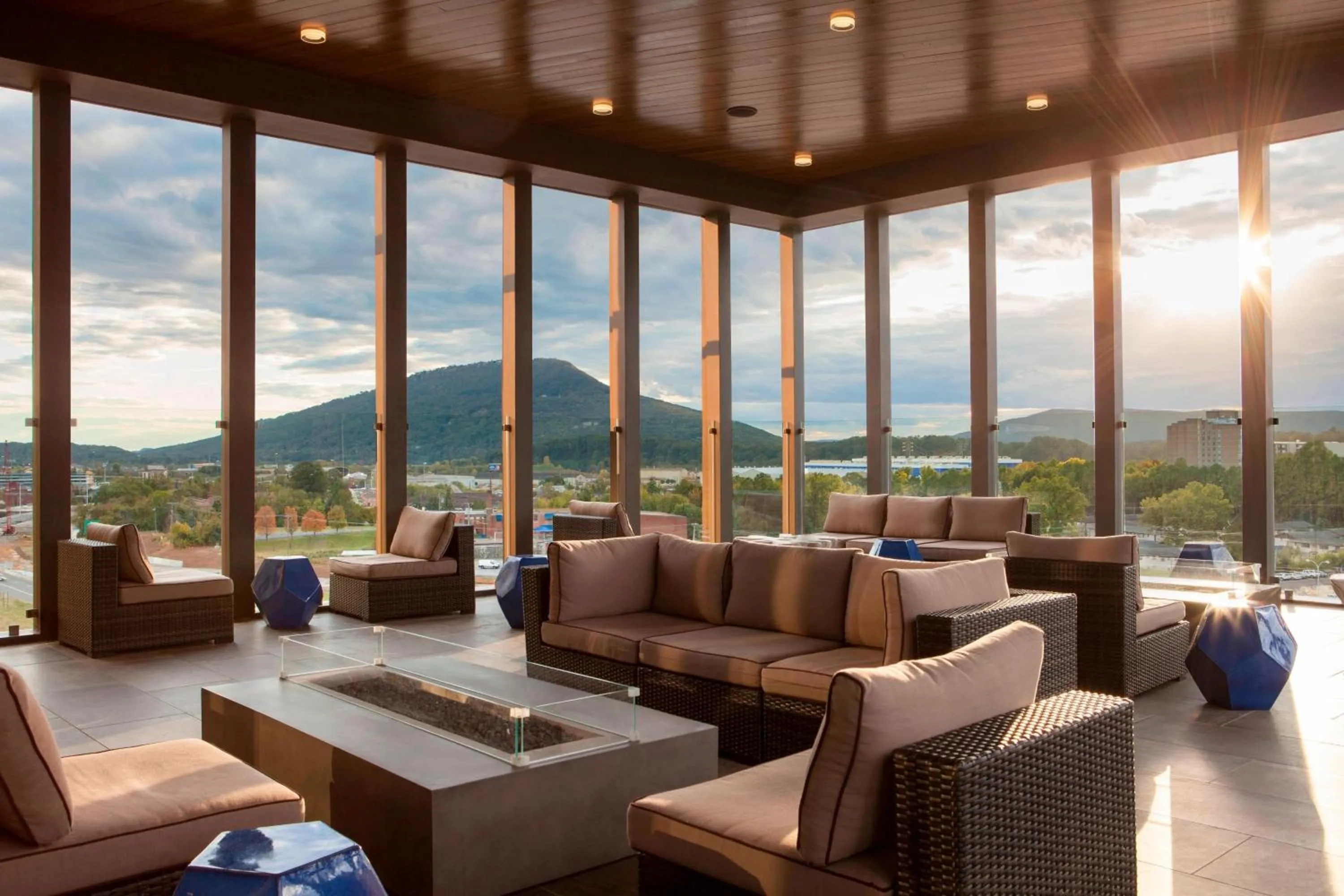 Lounge or bar in The Westin Chattanooga