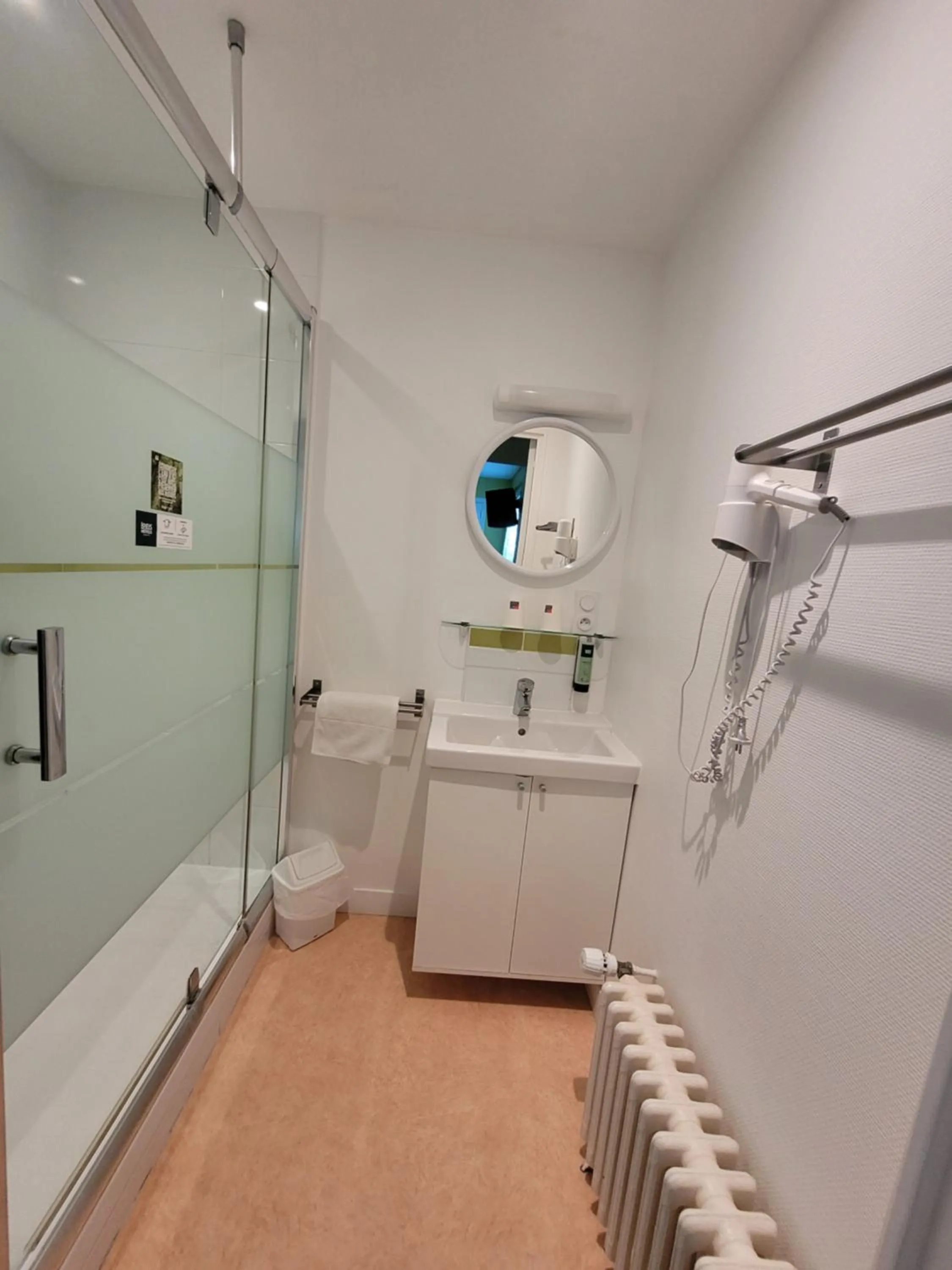 Shower in Hotel Logis Au Moyne de Saire