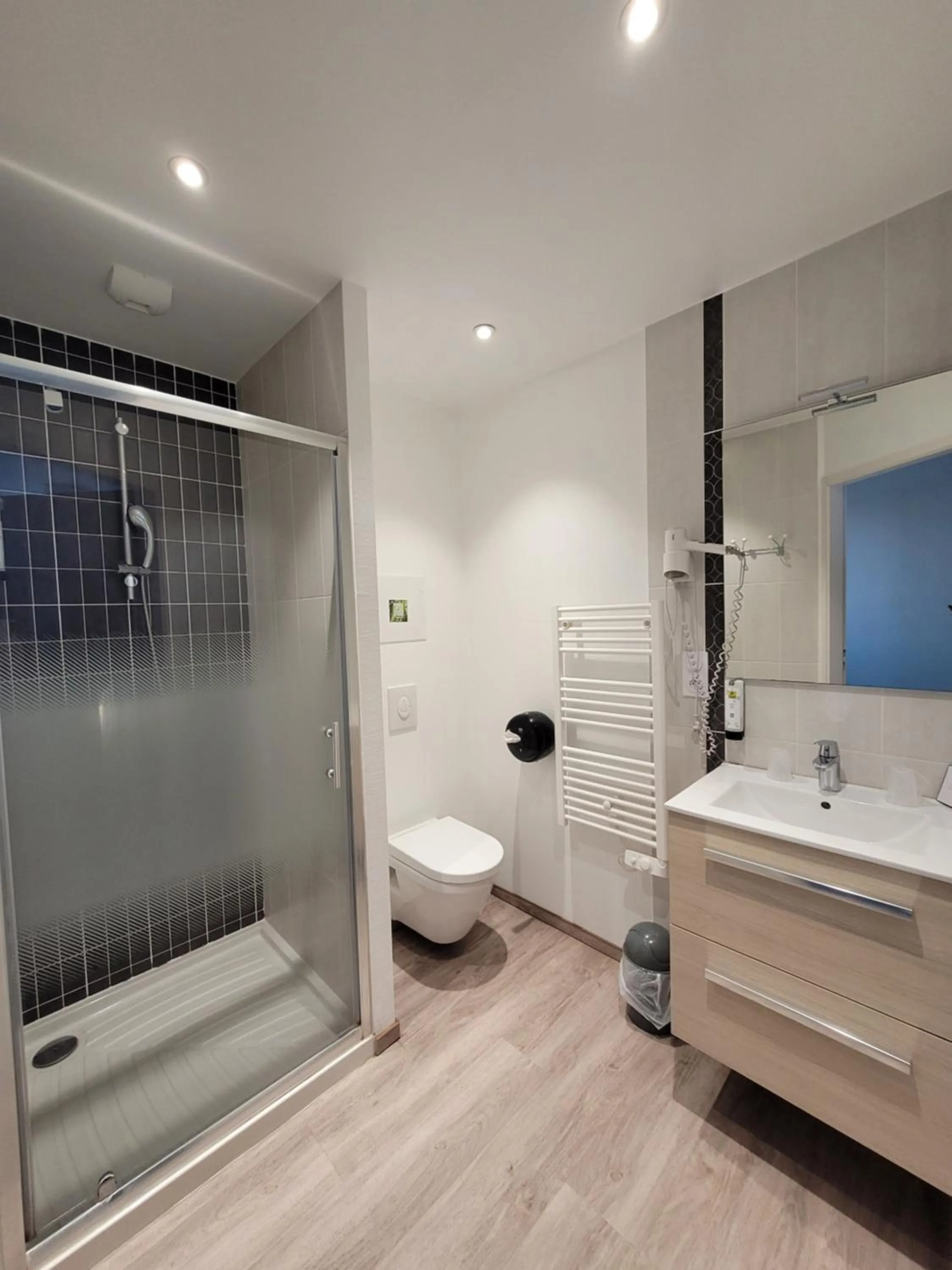 Shower in Hotel Logis Au Moyne de Saire