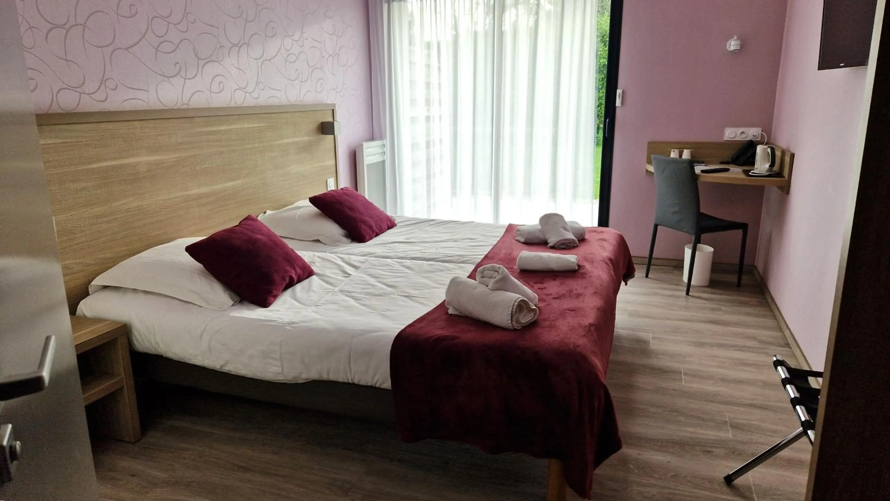 Patio, Bed in Hotel Logis Au Moyne de Saire