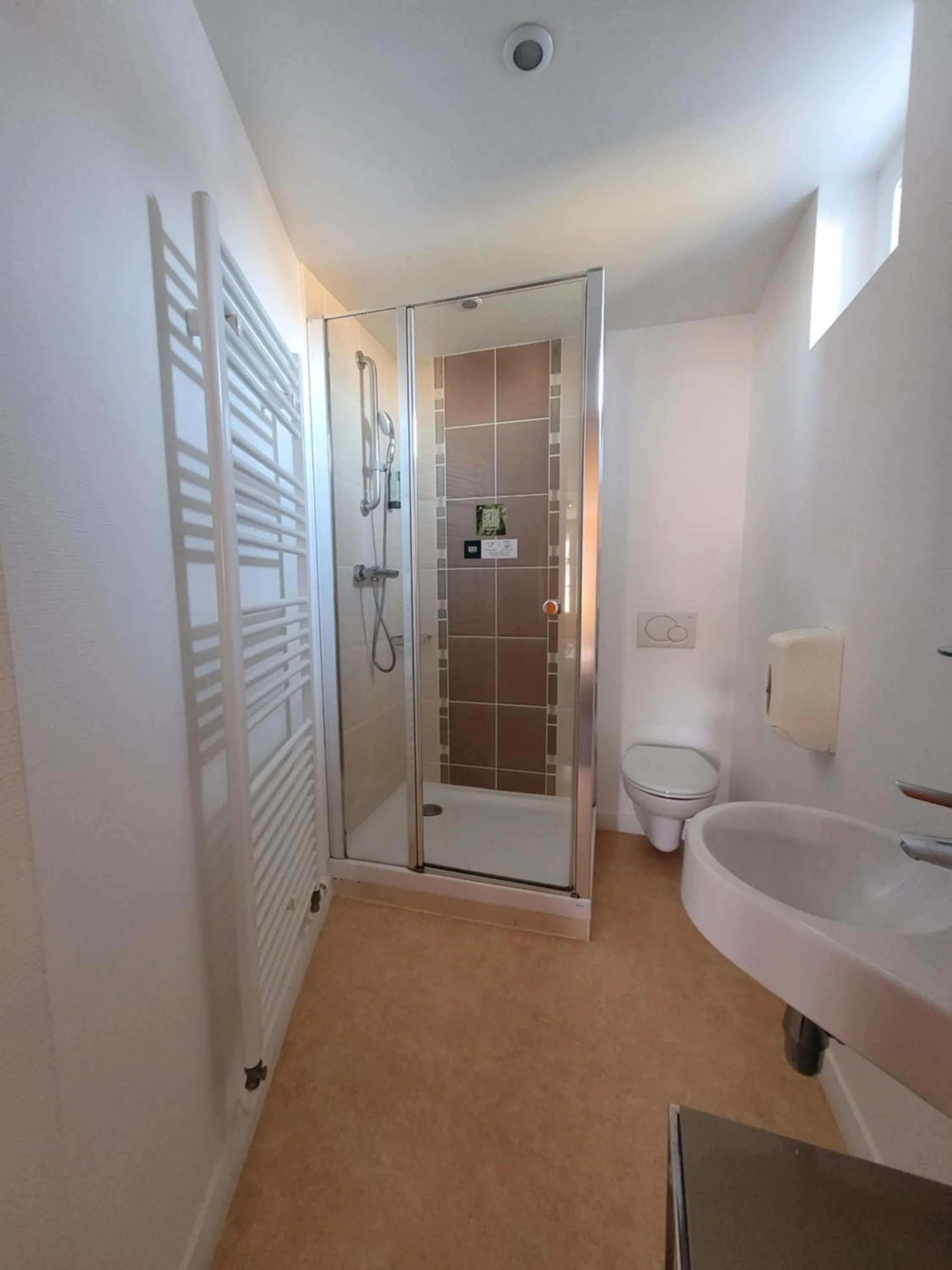 Shower in Hotel Logis Au Moyne de Saire