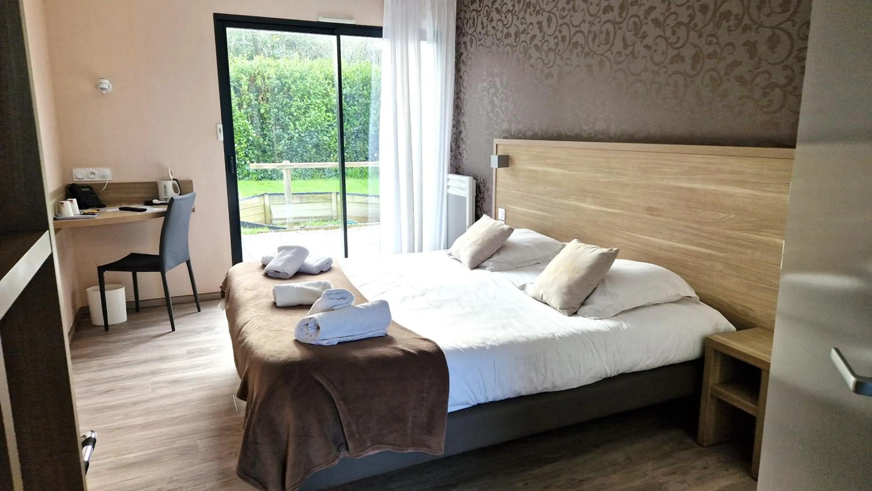 Bed in Hotel Logis Au Moyne de Saire