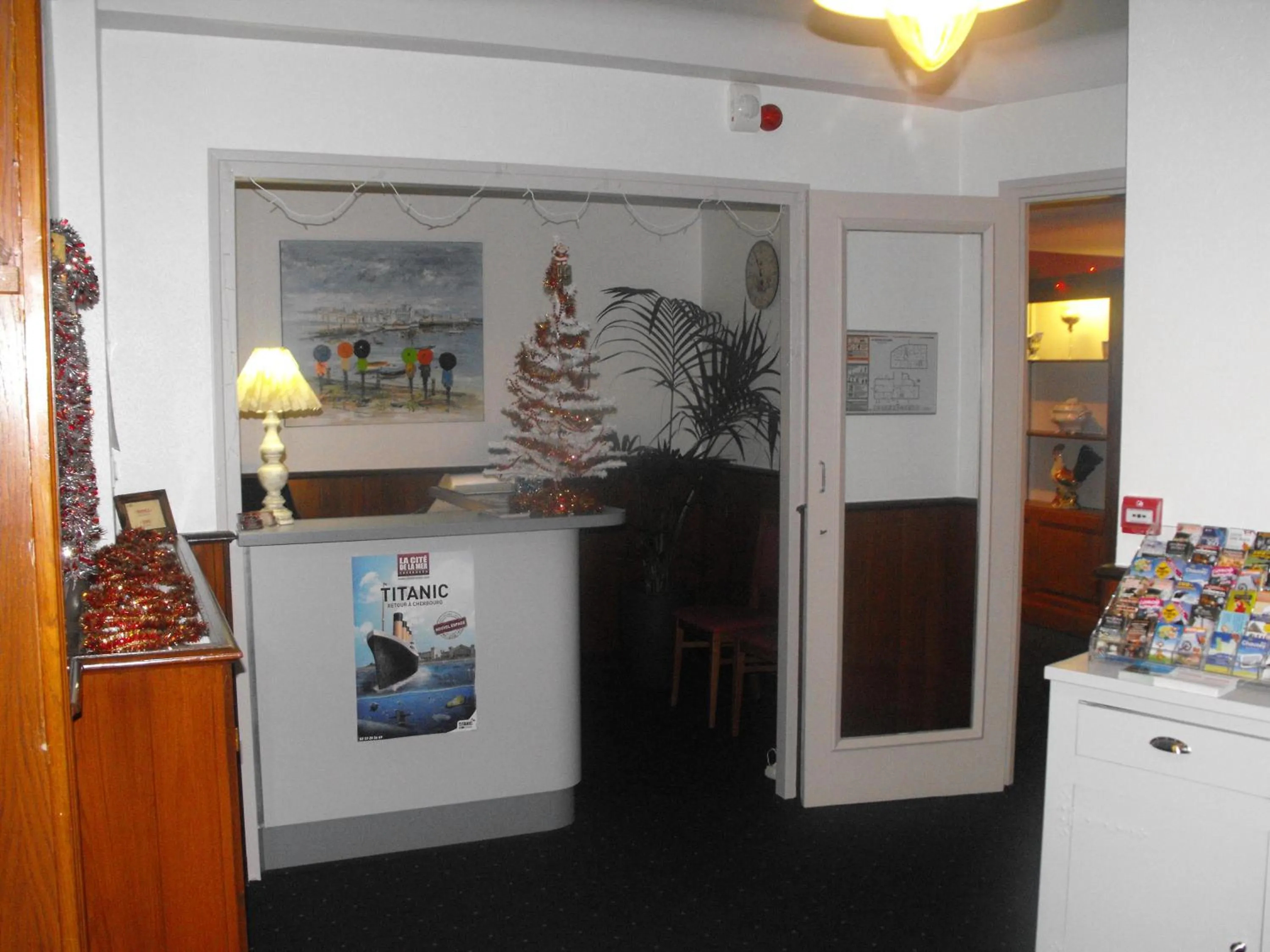 Lobby or reception in Hotel Logis Au Moyne de Saire