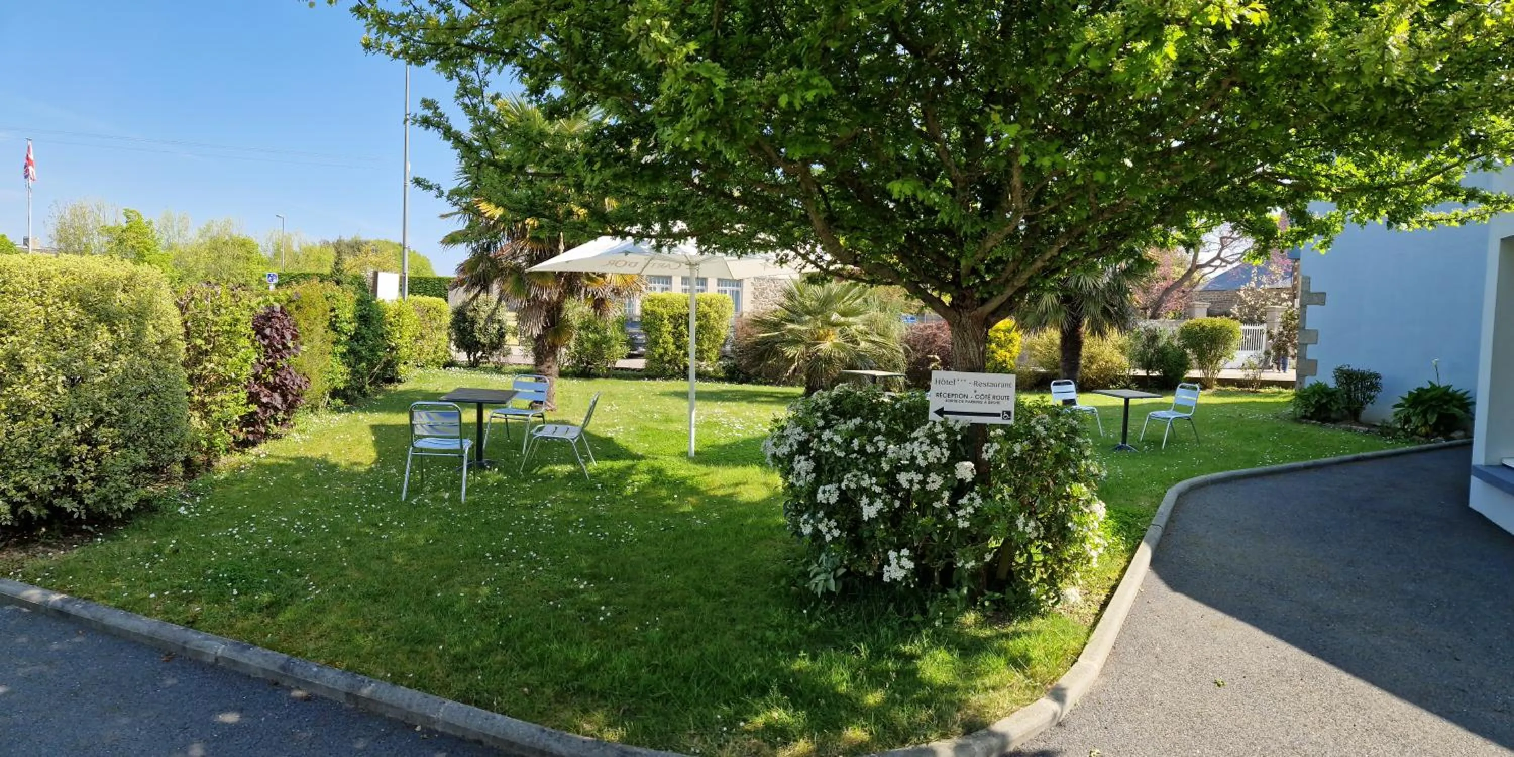 Patio in Hotel Logis Au Moyne de Saire