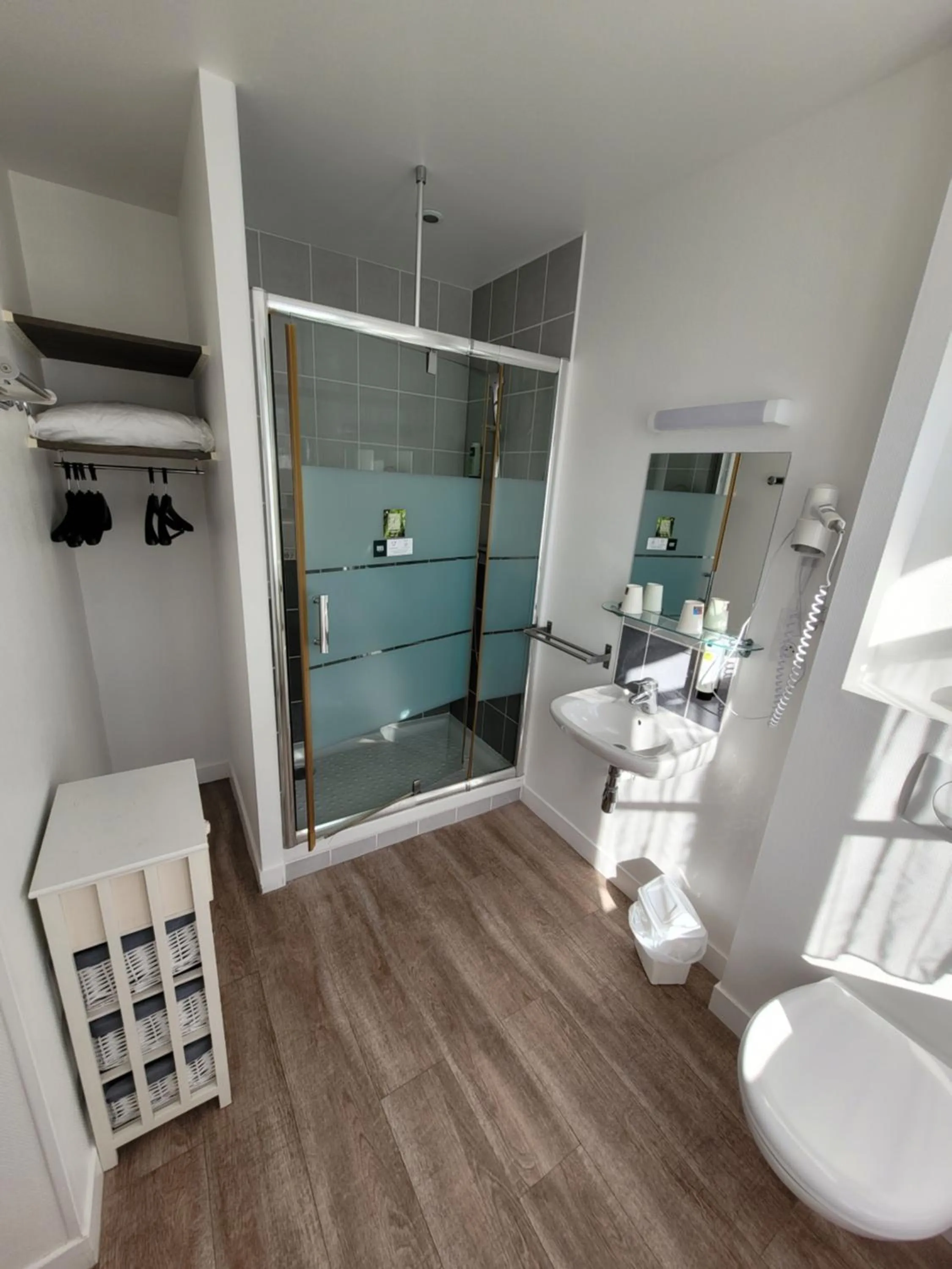 Shower in Hotel Logis Au Moyne de Saire