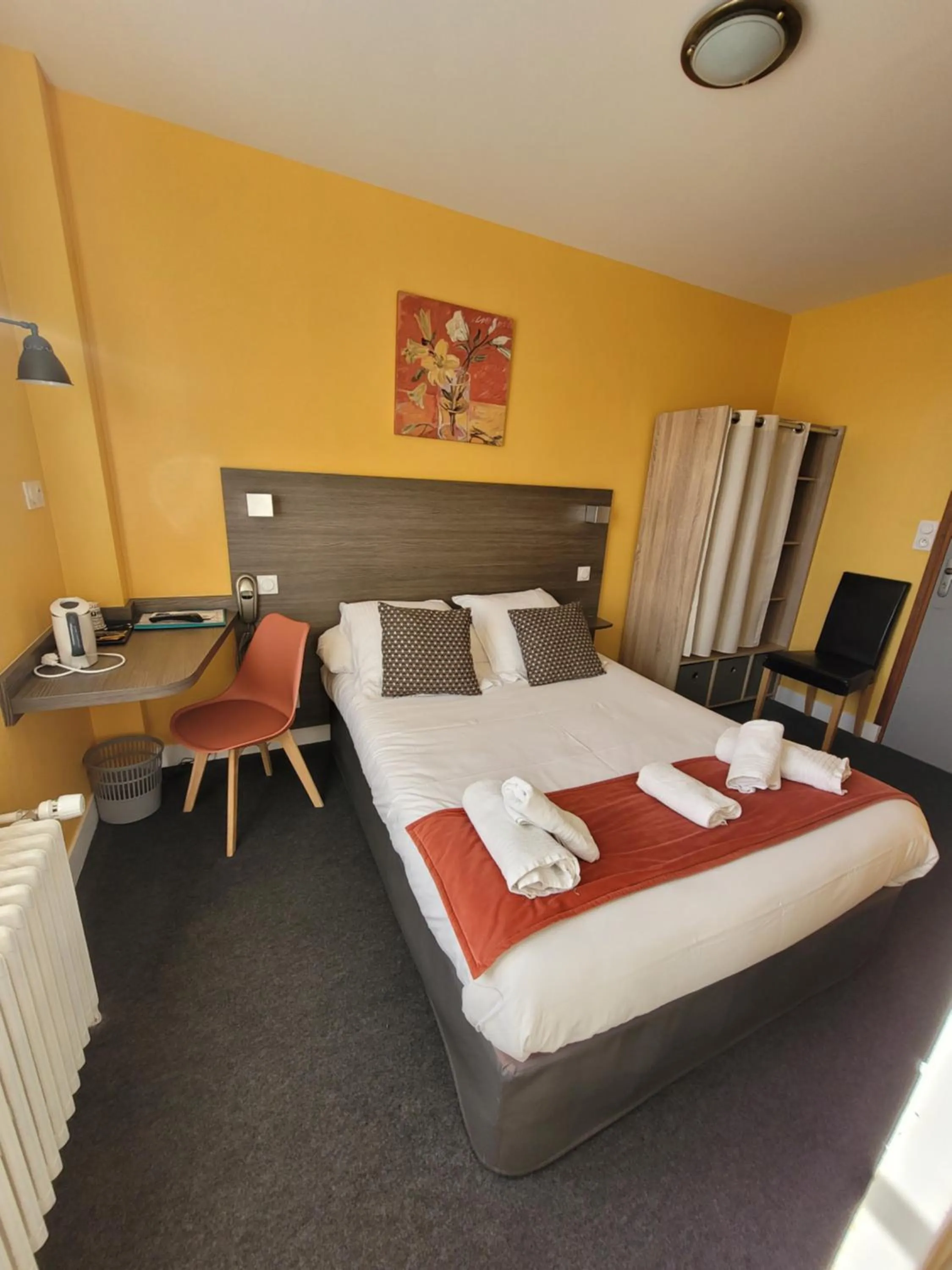 Bed in Hotel Logis Au Moyne de Saire