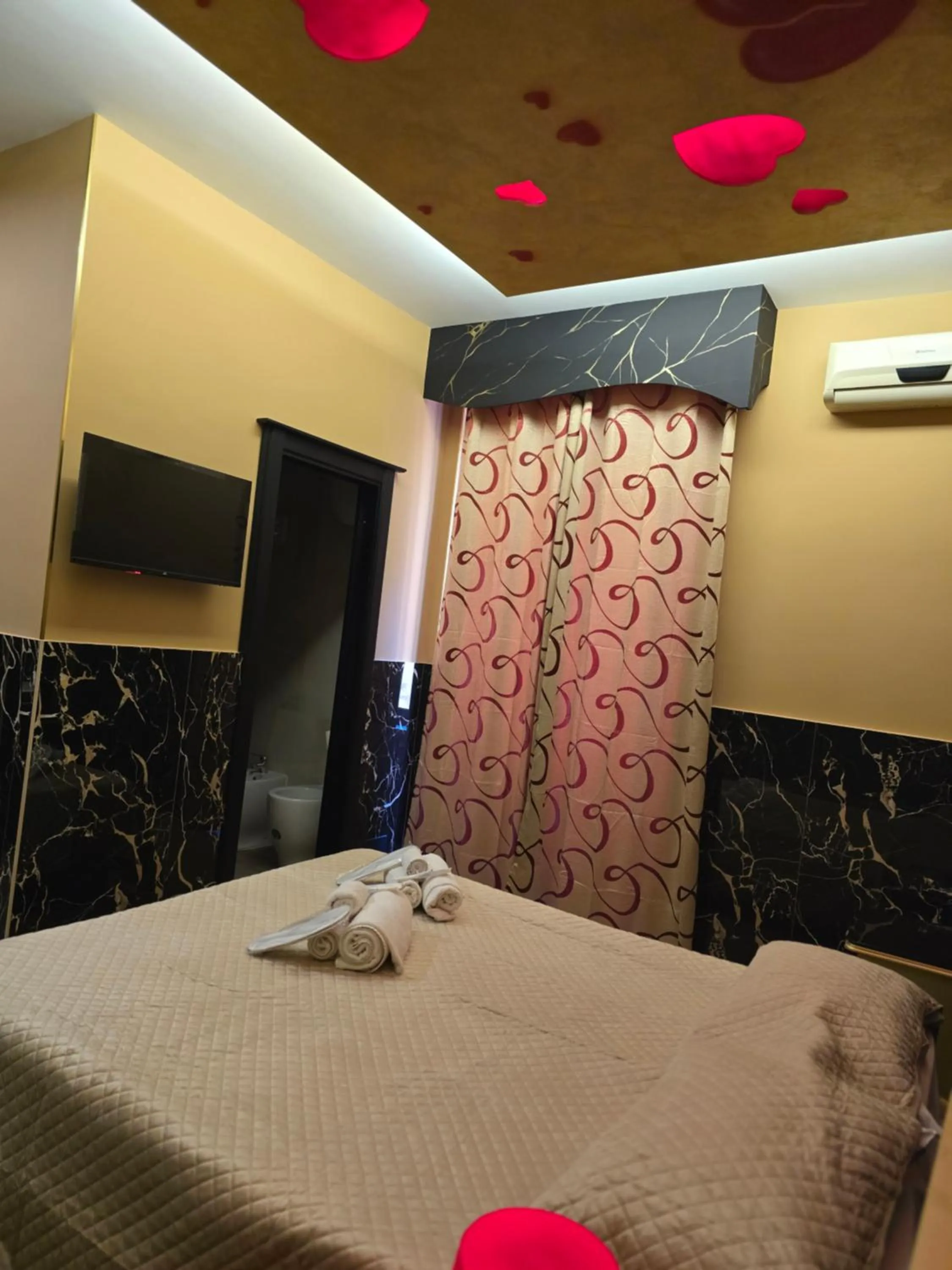 Bedroom, Bed in Hotel Iris