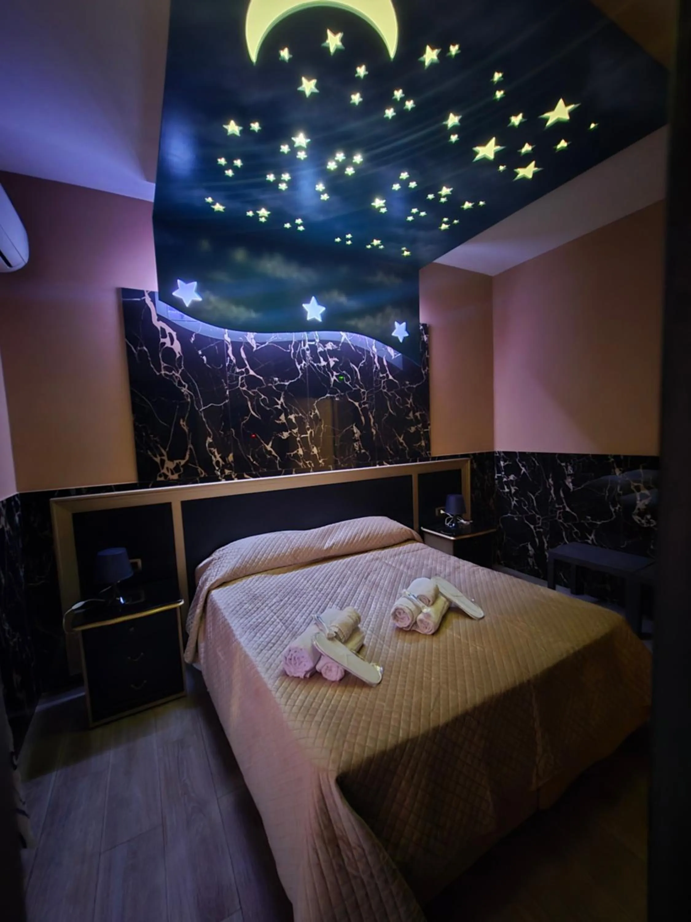 Bedroom, Bed in Hotel Iris