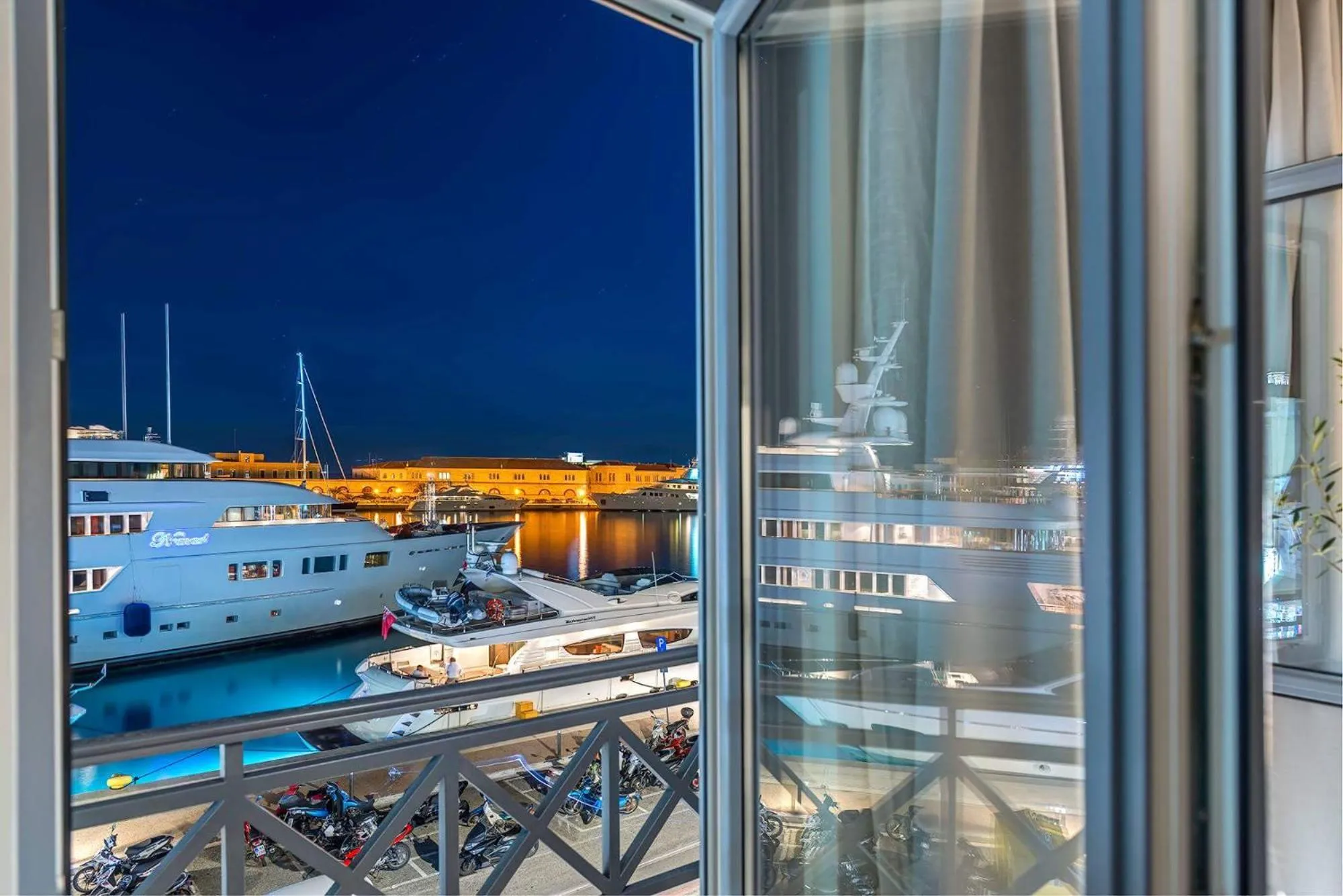 Property building in Naves Suites