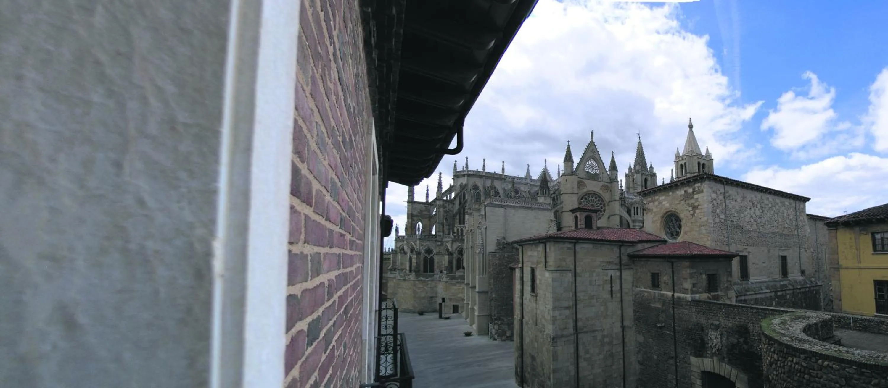 Landmark view in Hotel Spa QH Centro León