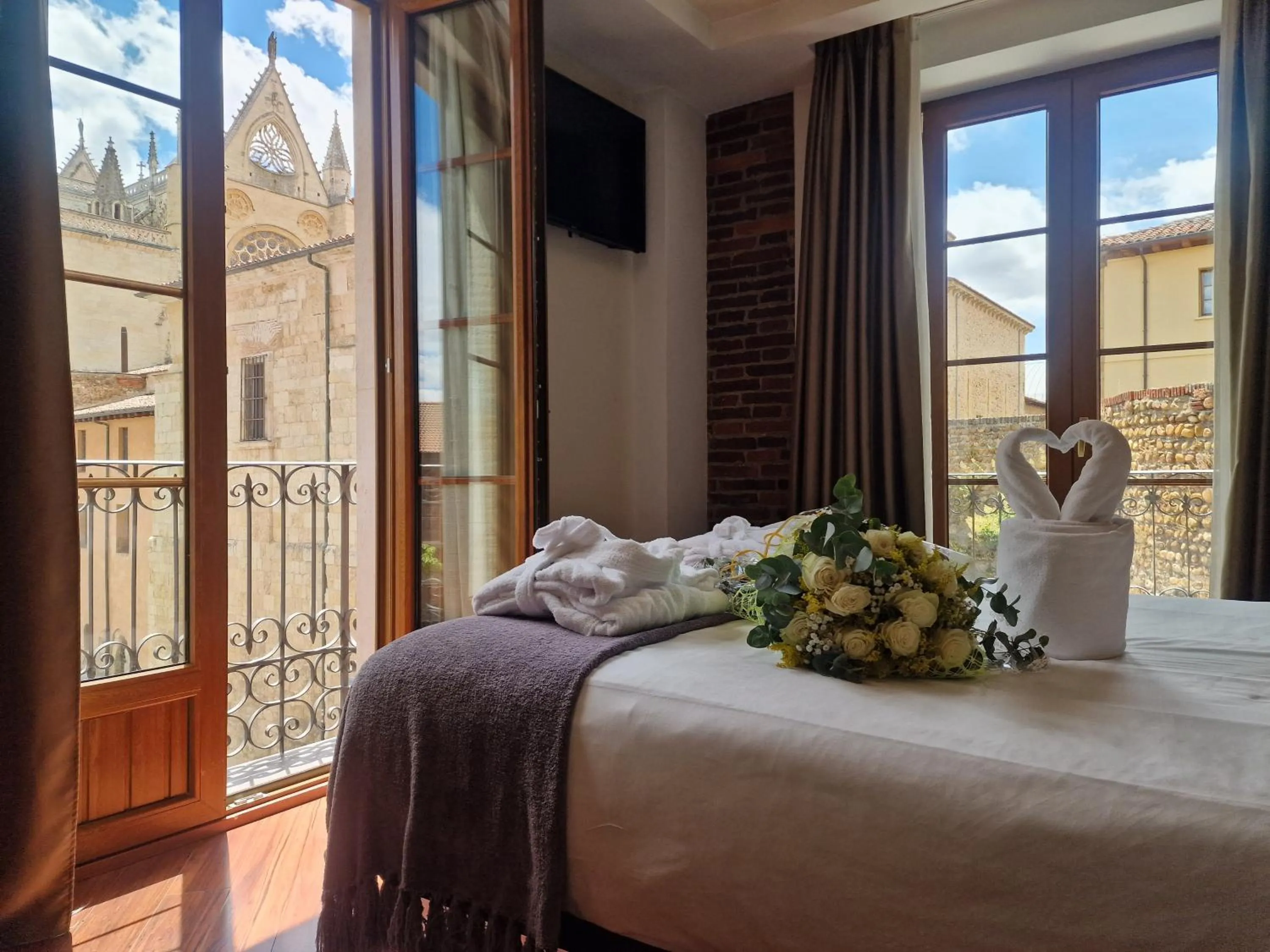 Landmark view, Bed in Hotel Spa QH Centro León