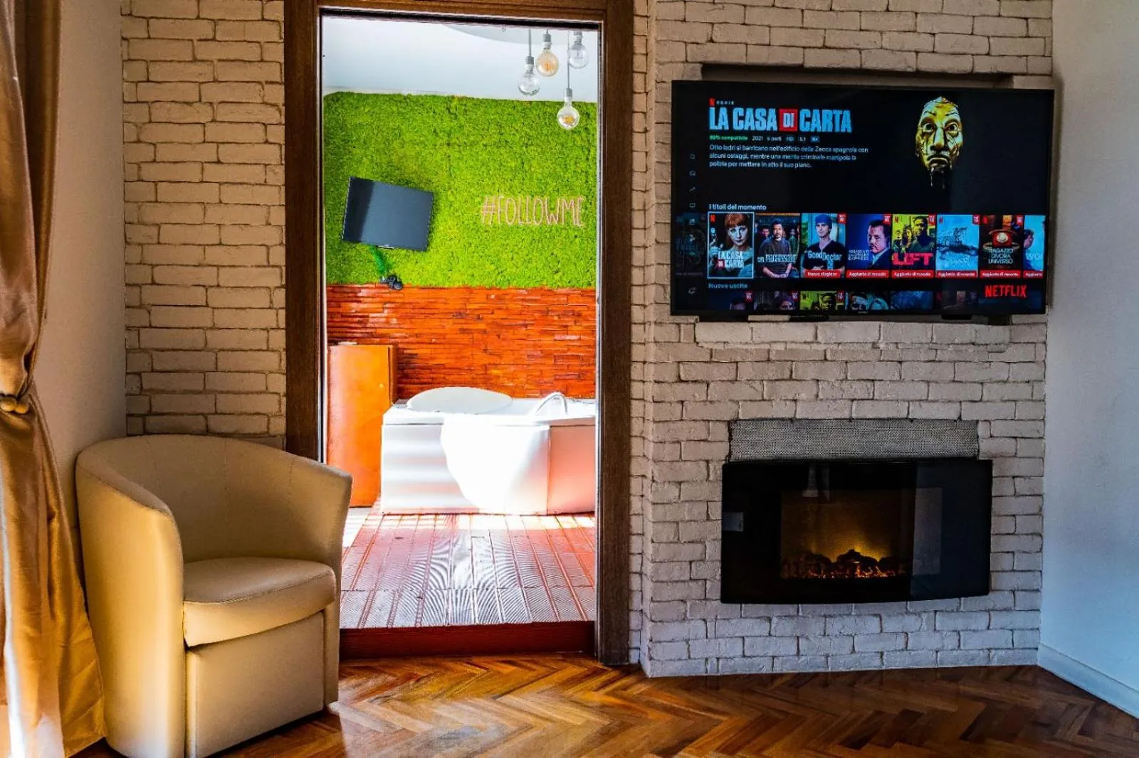 Communal lounge/ TV room in Covo Degli Angioini