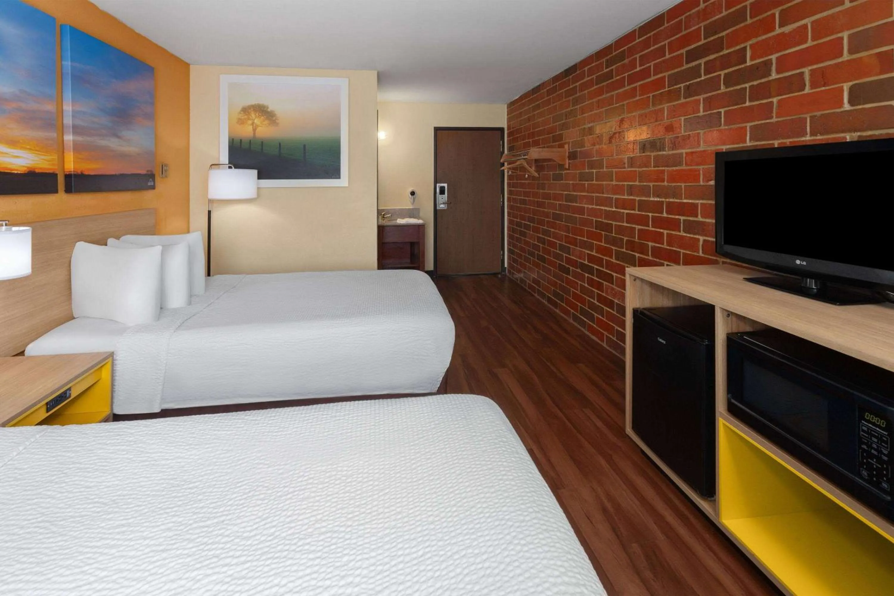 Photo of the whole room, Bed in Days Inn by Wyndham Rockford I-90 Walking Distance to Casino