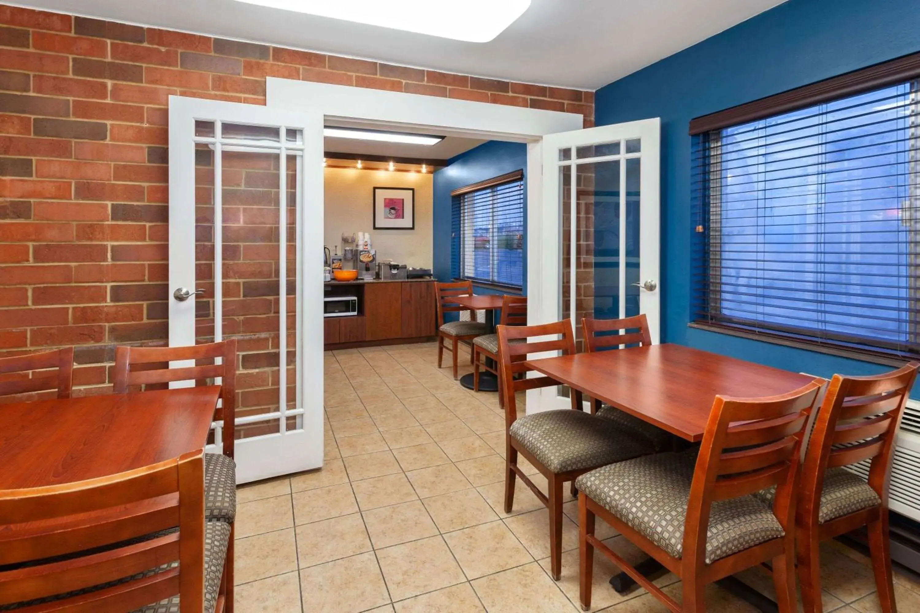 Breakfast in Days Inn by Wyndham Rockford I-90 Casino District Breakfast in Days Inn by Wyndham Rockford I-90 Casino District