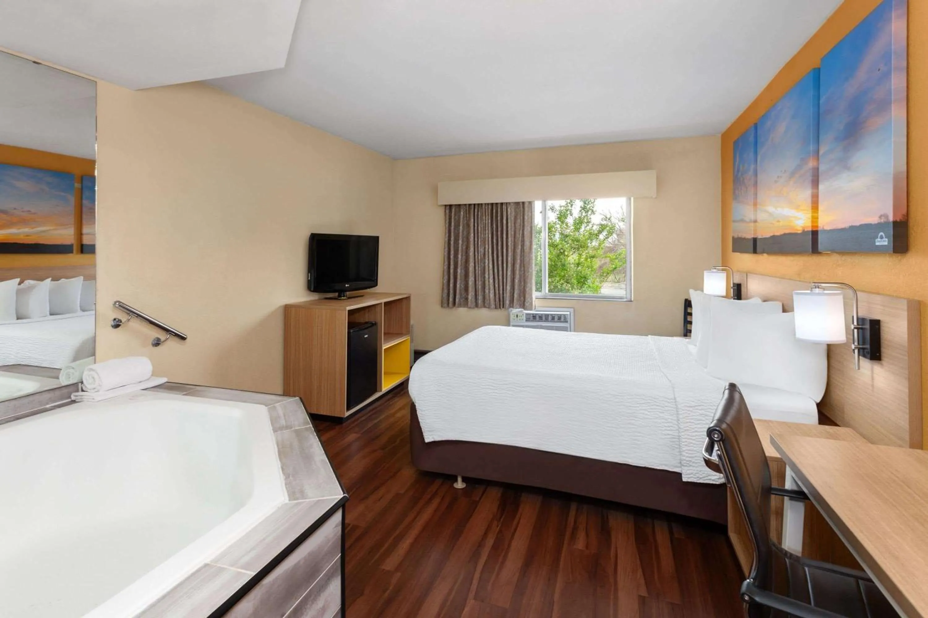 Bath, Bed in Days Inn by Wyndham Rockford I-90 Walking Distance to Casino
