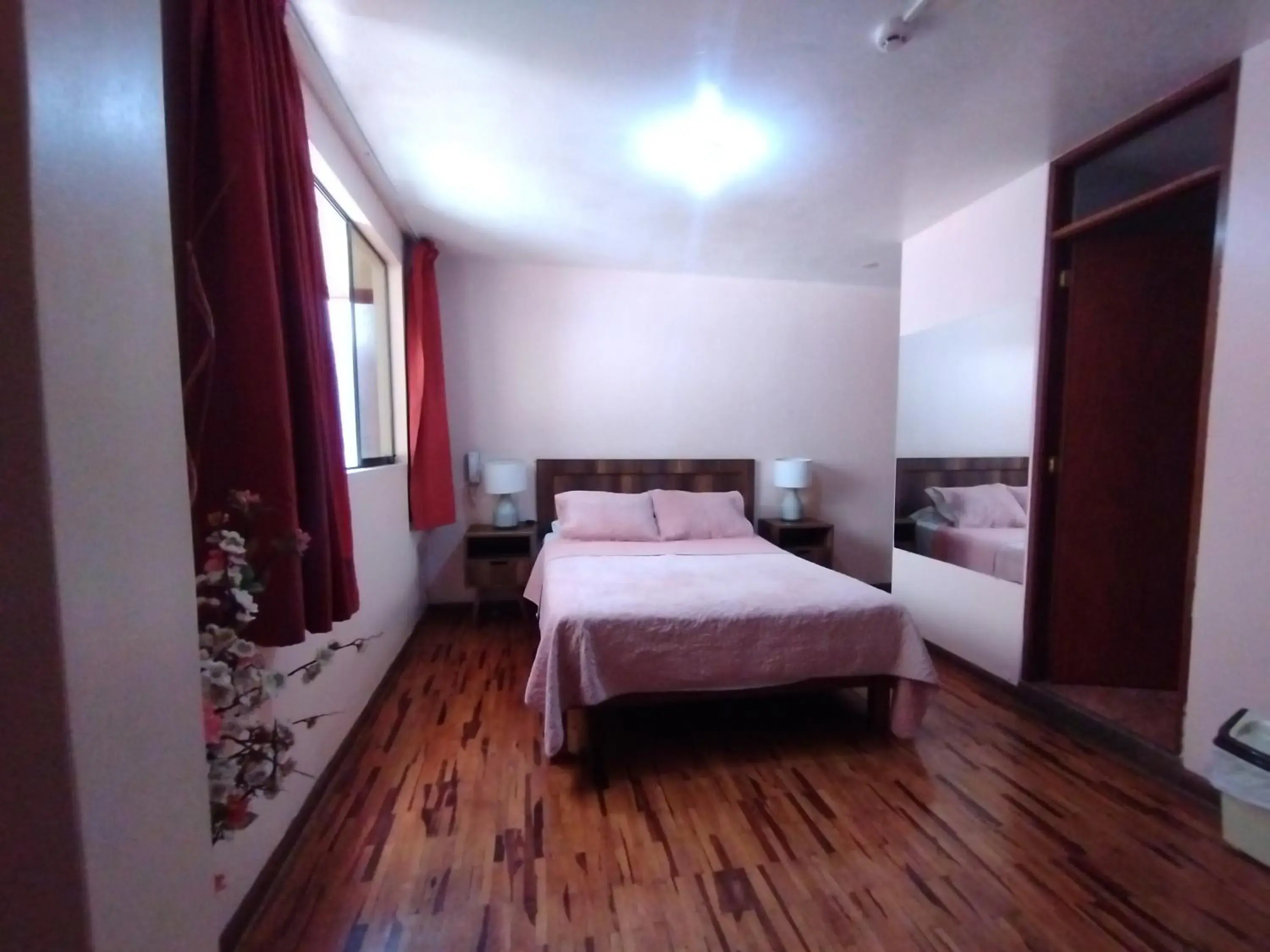 Standard Queen Room - single occupancy in Montreal Hostal Standard Queen Room - single occupancy in Montreal Hostal