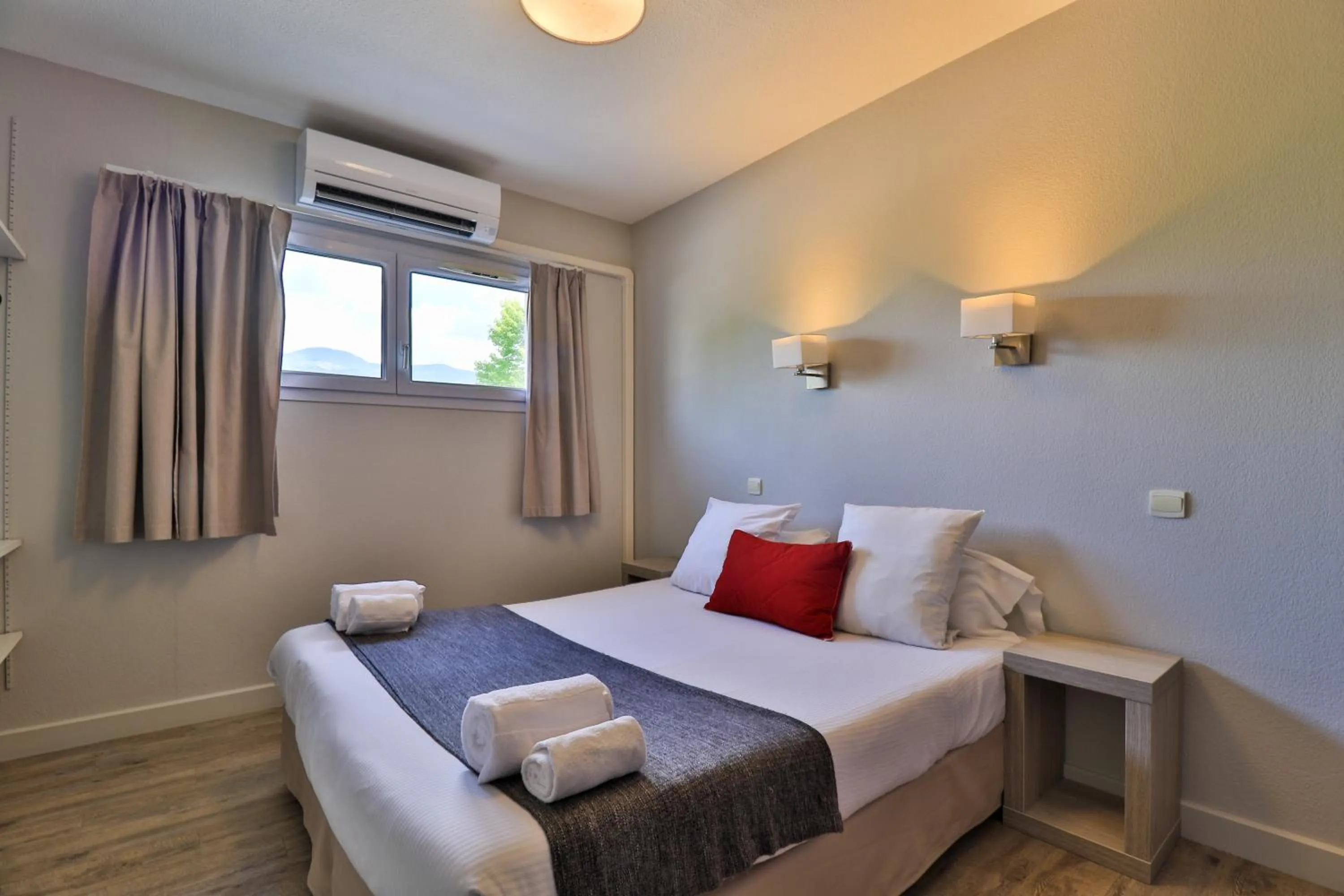 Bed in The Originals Boutique, Hôtel Le Cap, Gap Sud