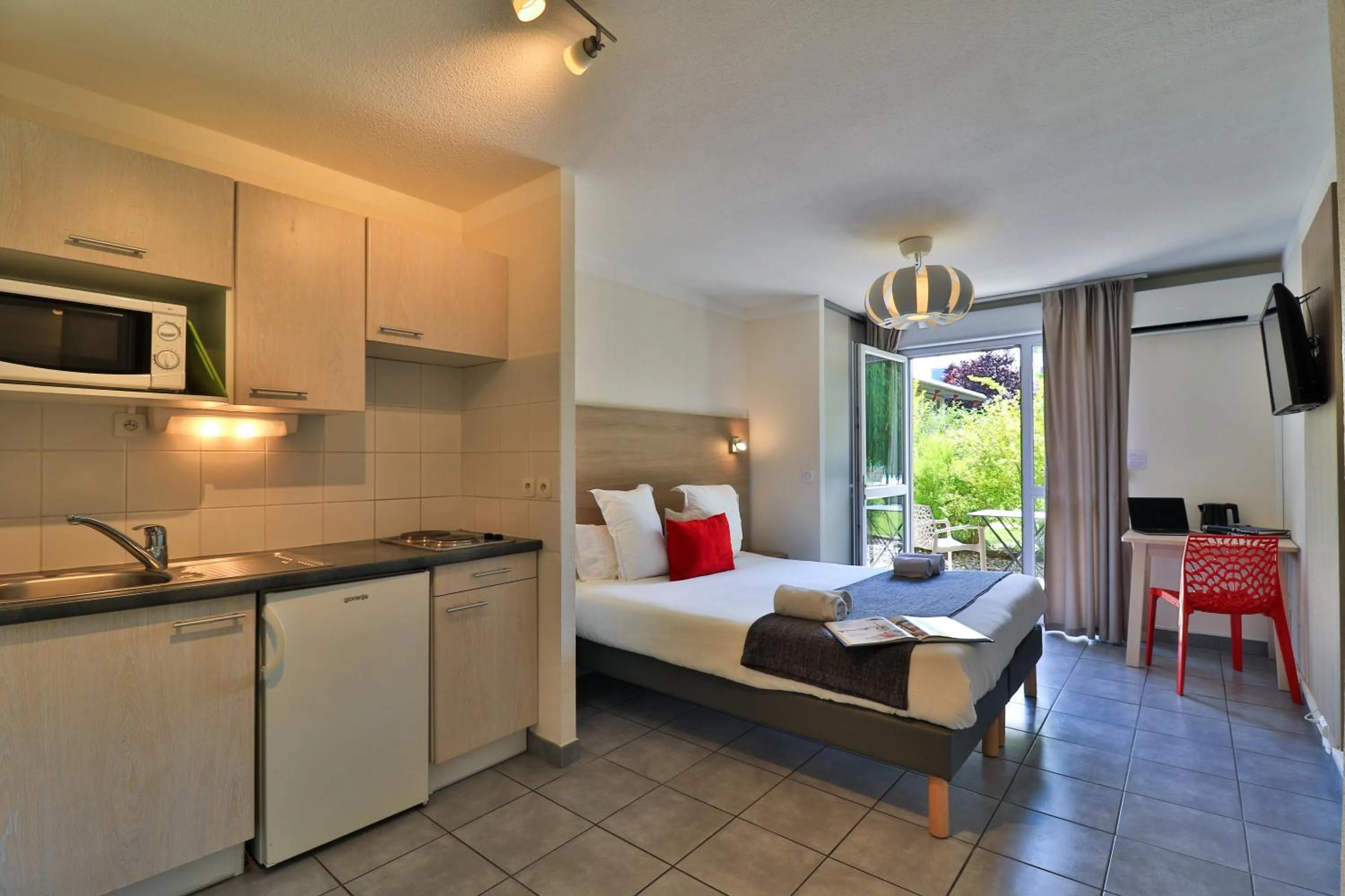 Kitchen or kitchenette, Bed in The Originals Boutique, Hôtel Le Cap, Gap Sud