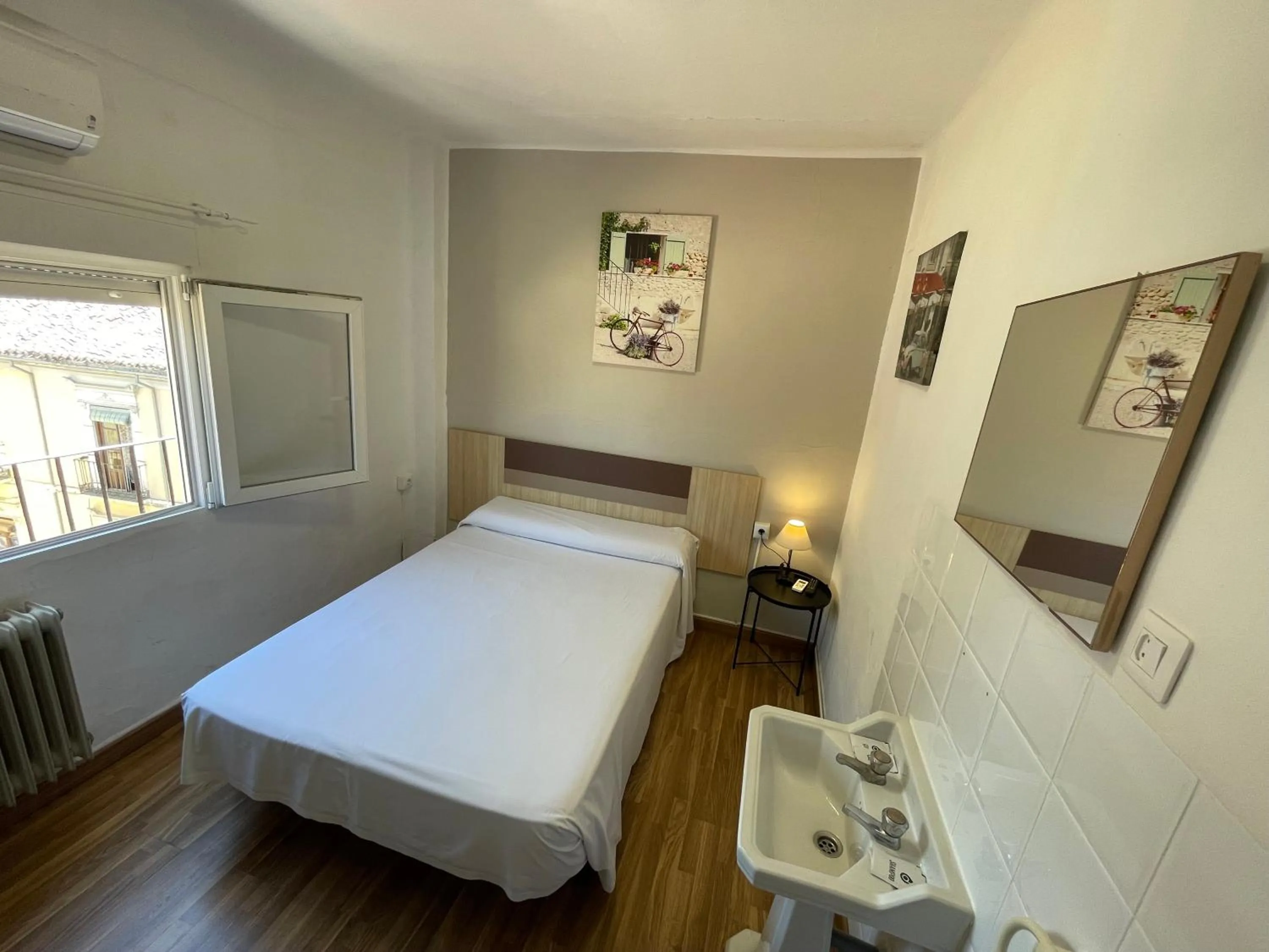 Bed in Pensión Duquesa Bed & Breakfast