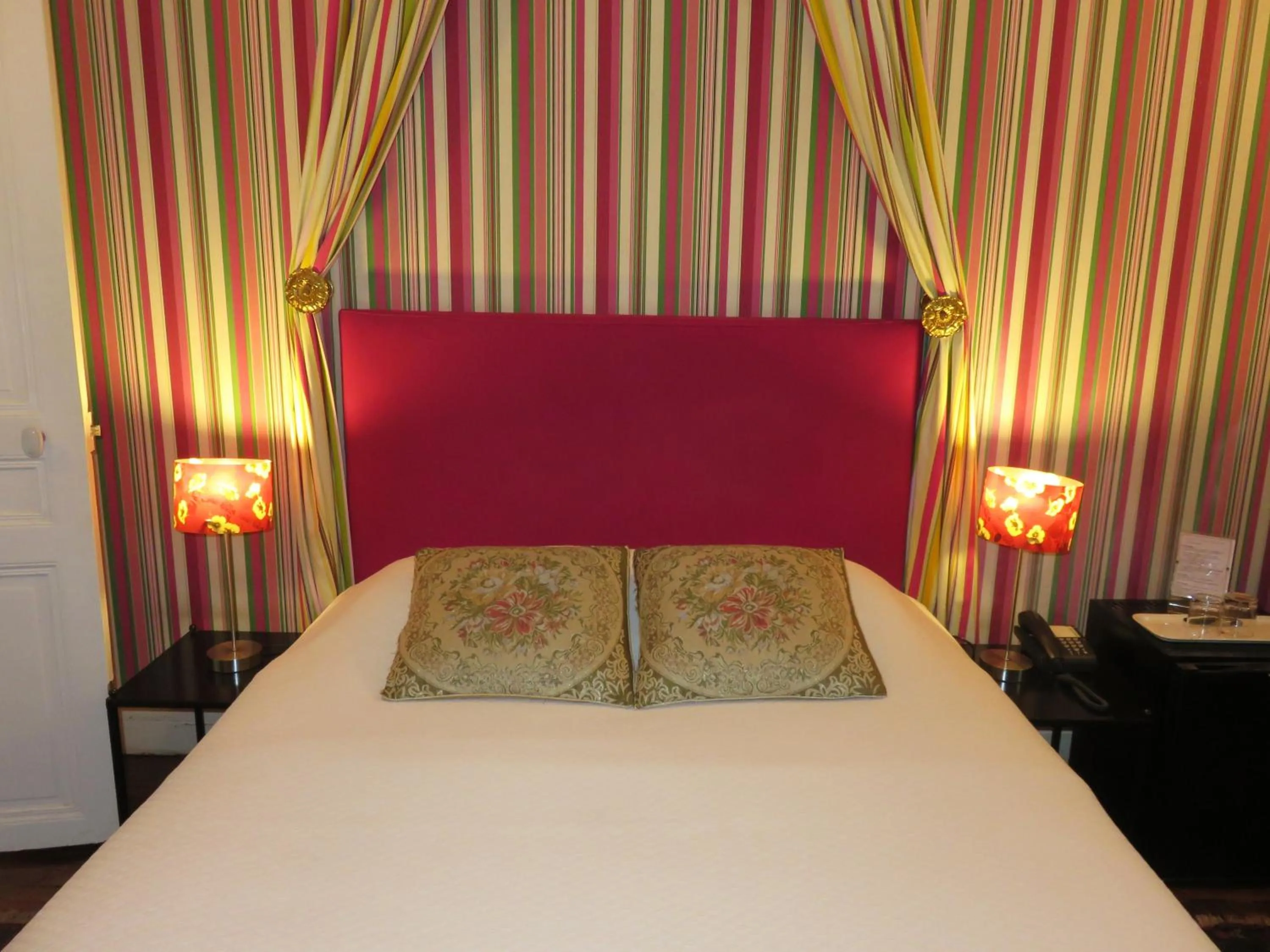 Bed in Hotel Windsor Home