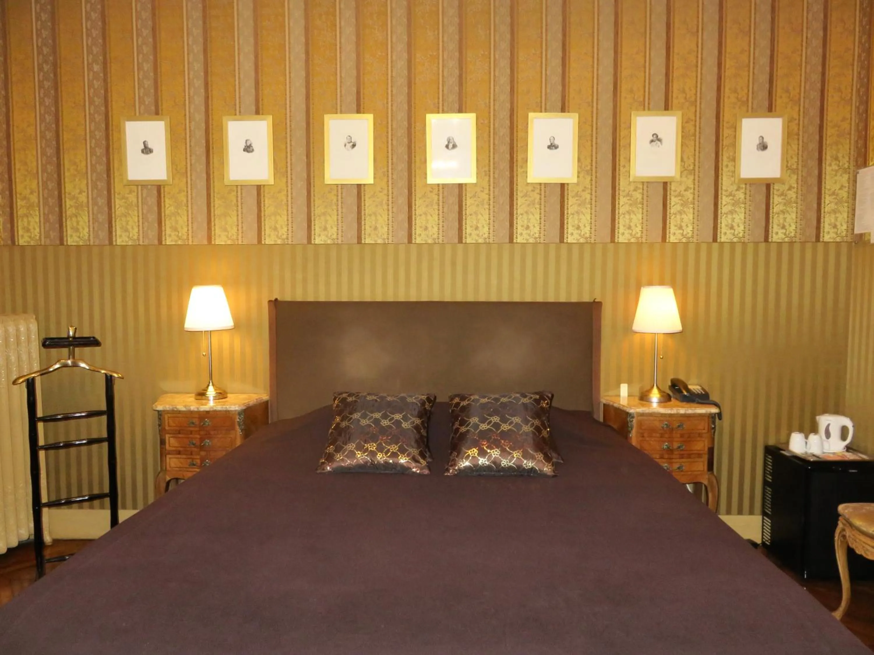 Bed in Hotel Windsor Home