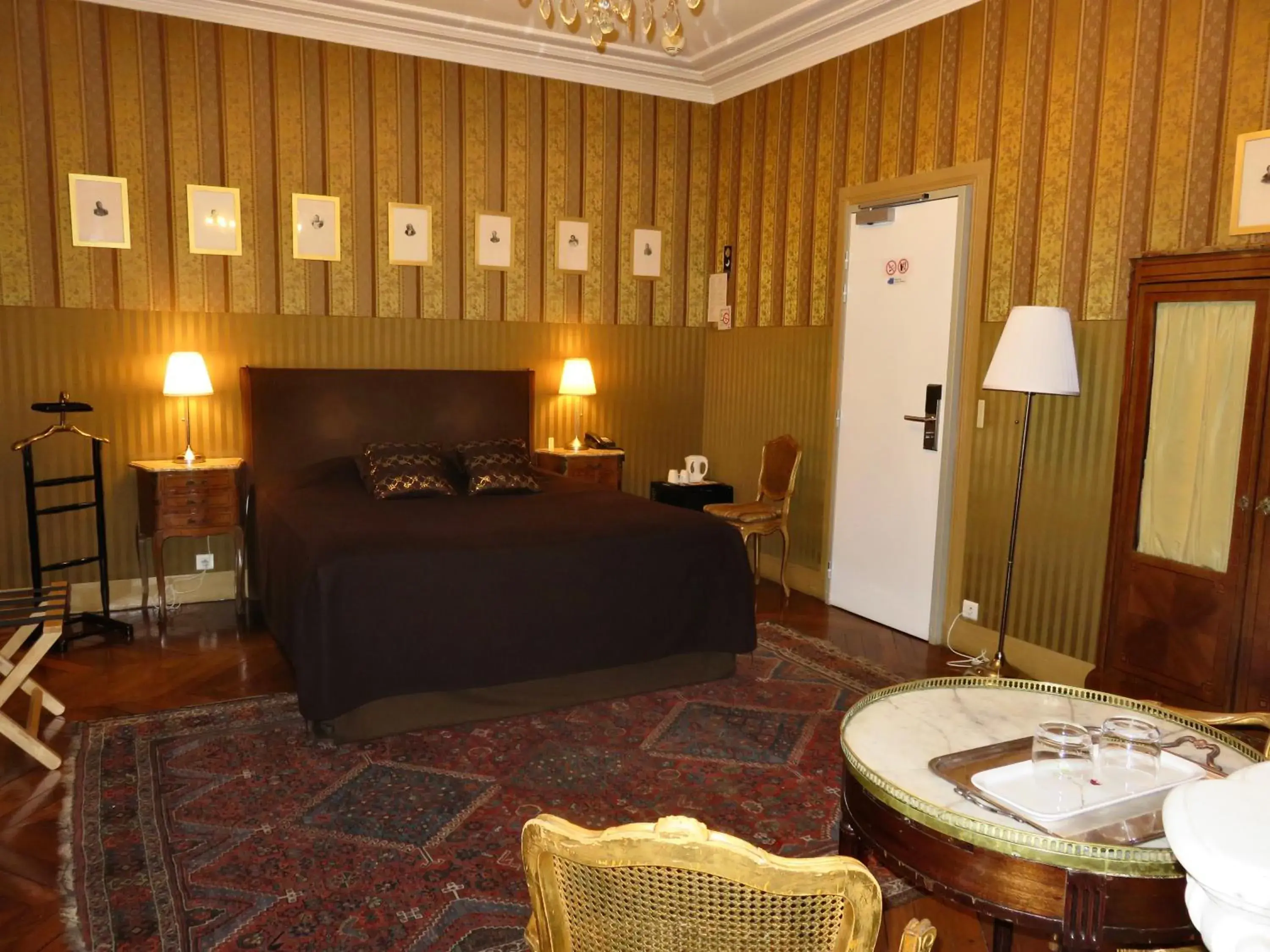 Bedroom in Hotel Windsor Home Bedroom in Hotel Windsor Home