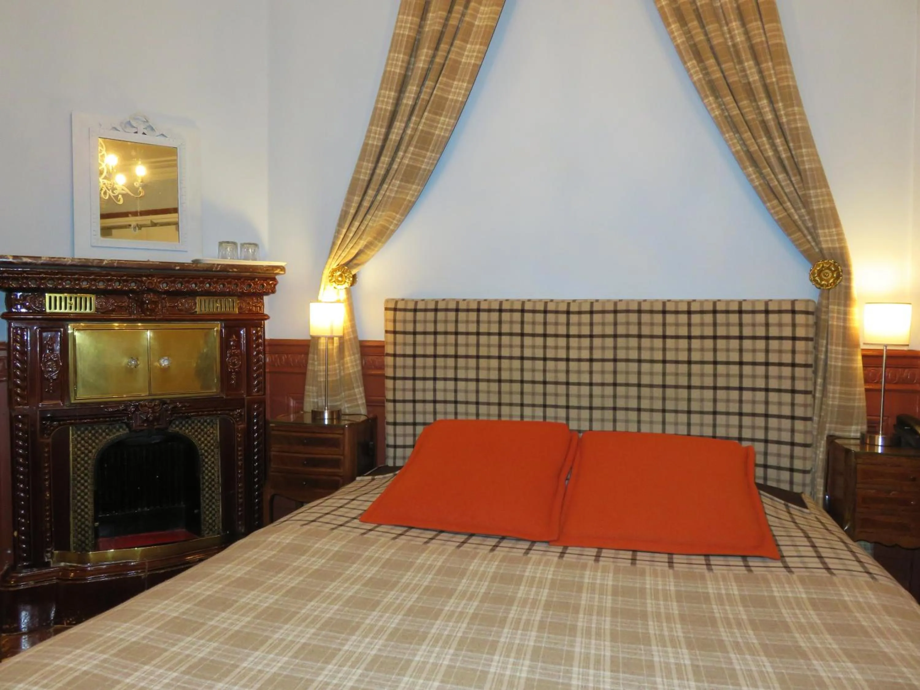 Bed in Hotel Windsor Home