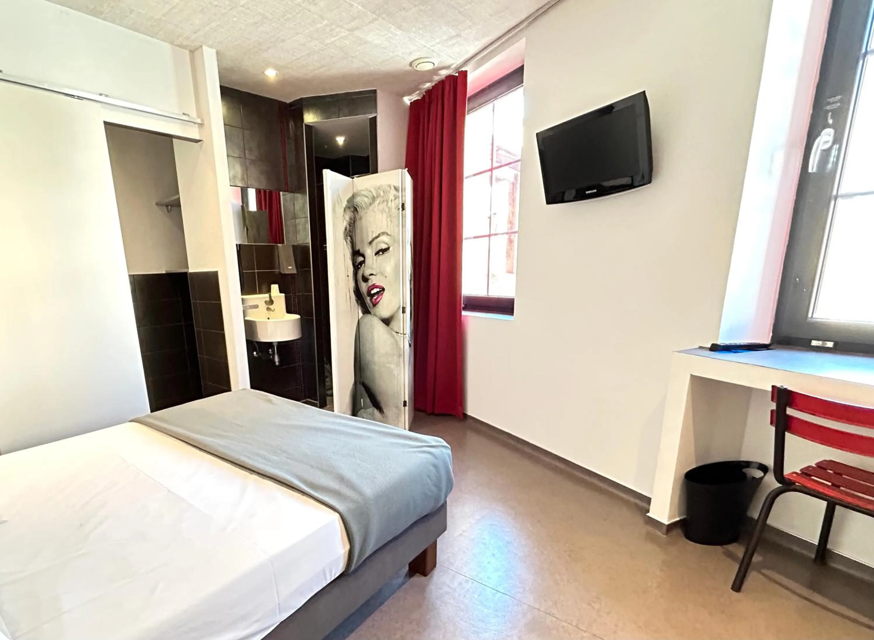 Photo of the whole room, Bed in 7Art Hotel