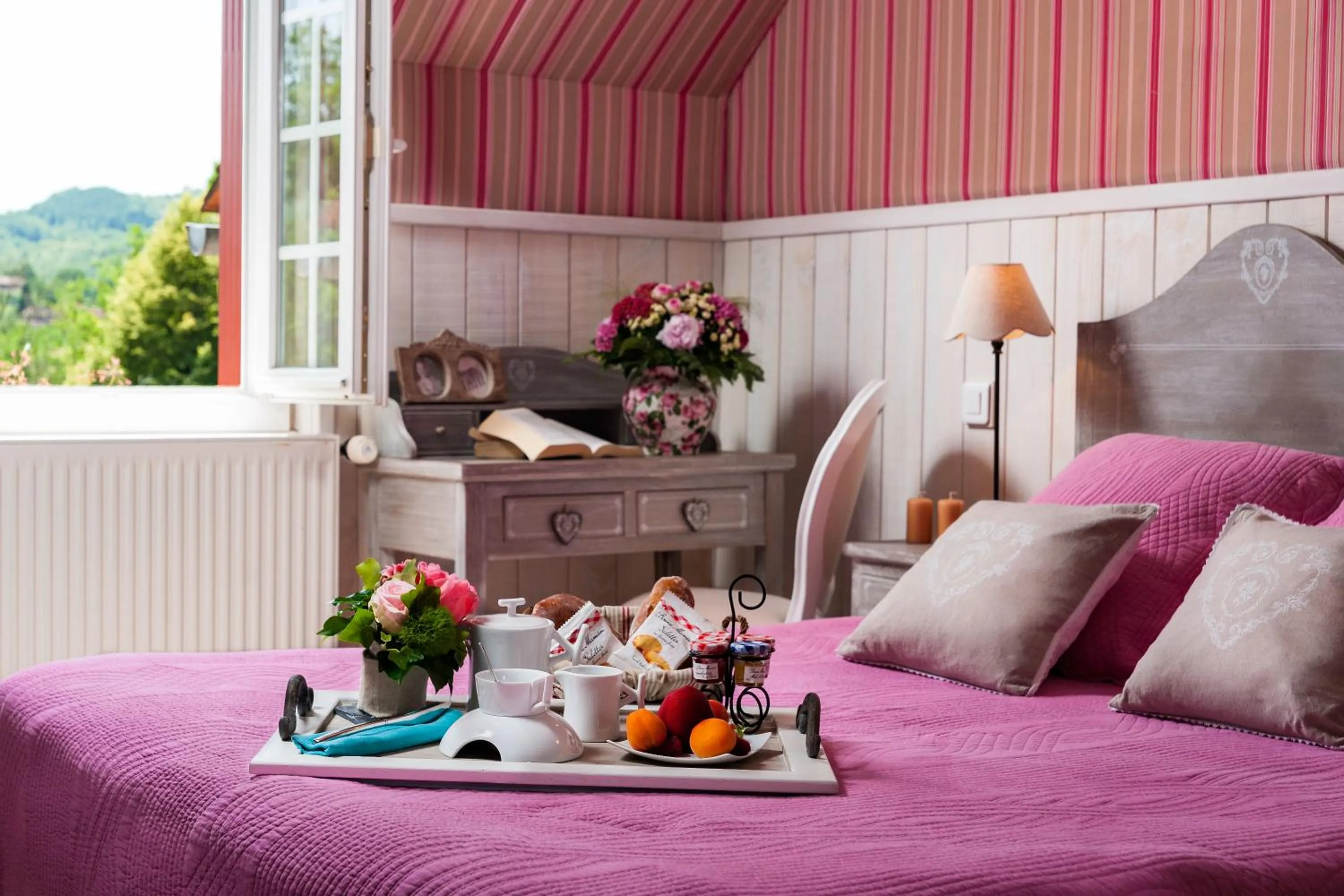 Bed in Hostellerie Belle Rive