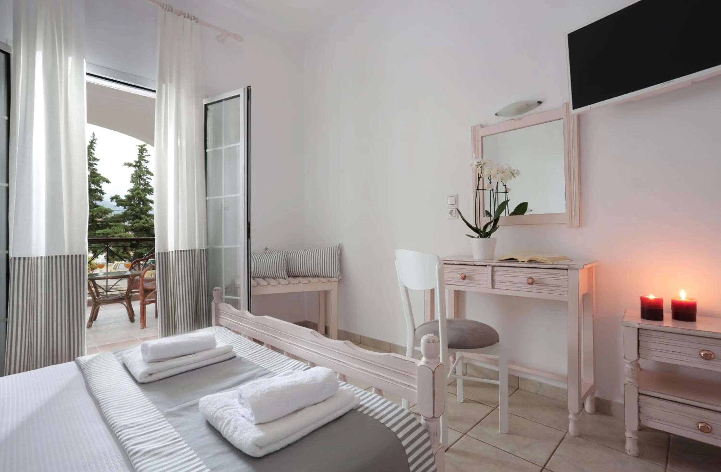 Bedroom, Bed in Iris Beach Hotel