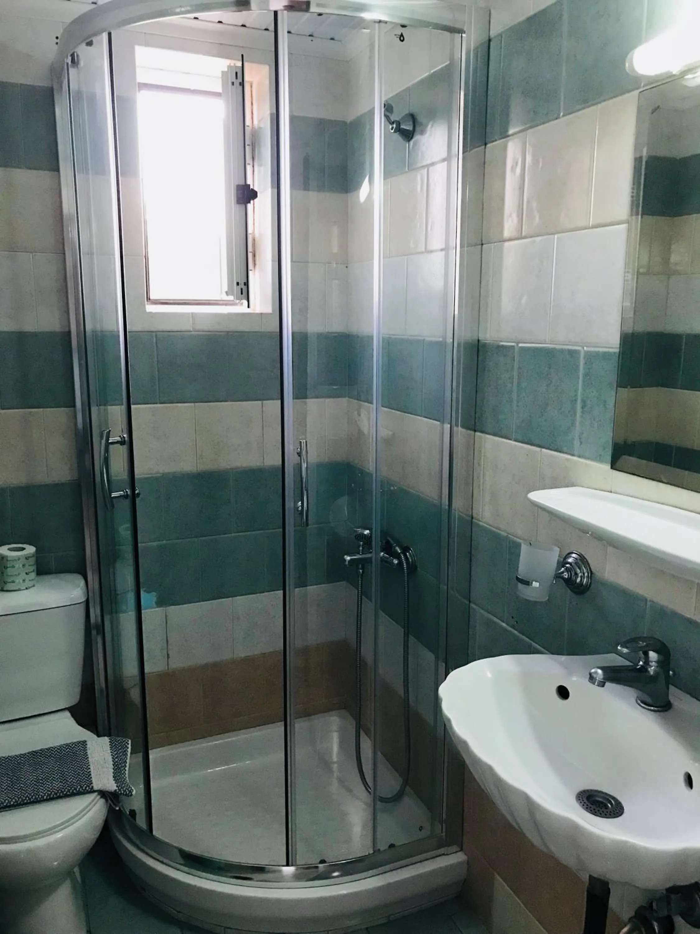 Shower in Iris Beach Hotel