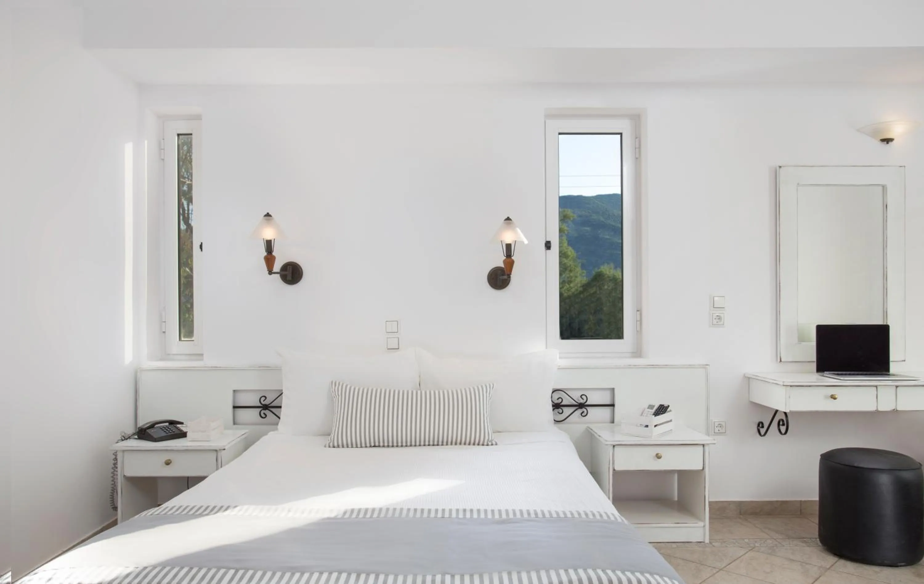 Bedroom, Bed in Iris Beach Hotel