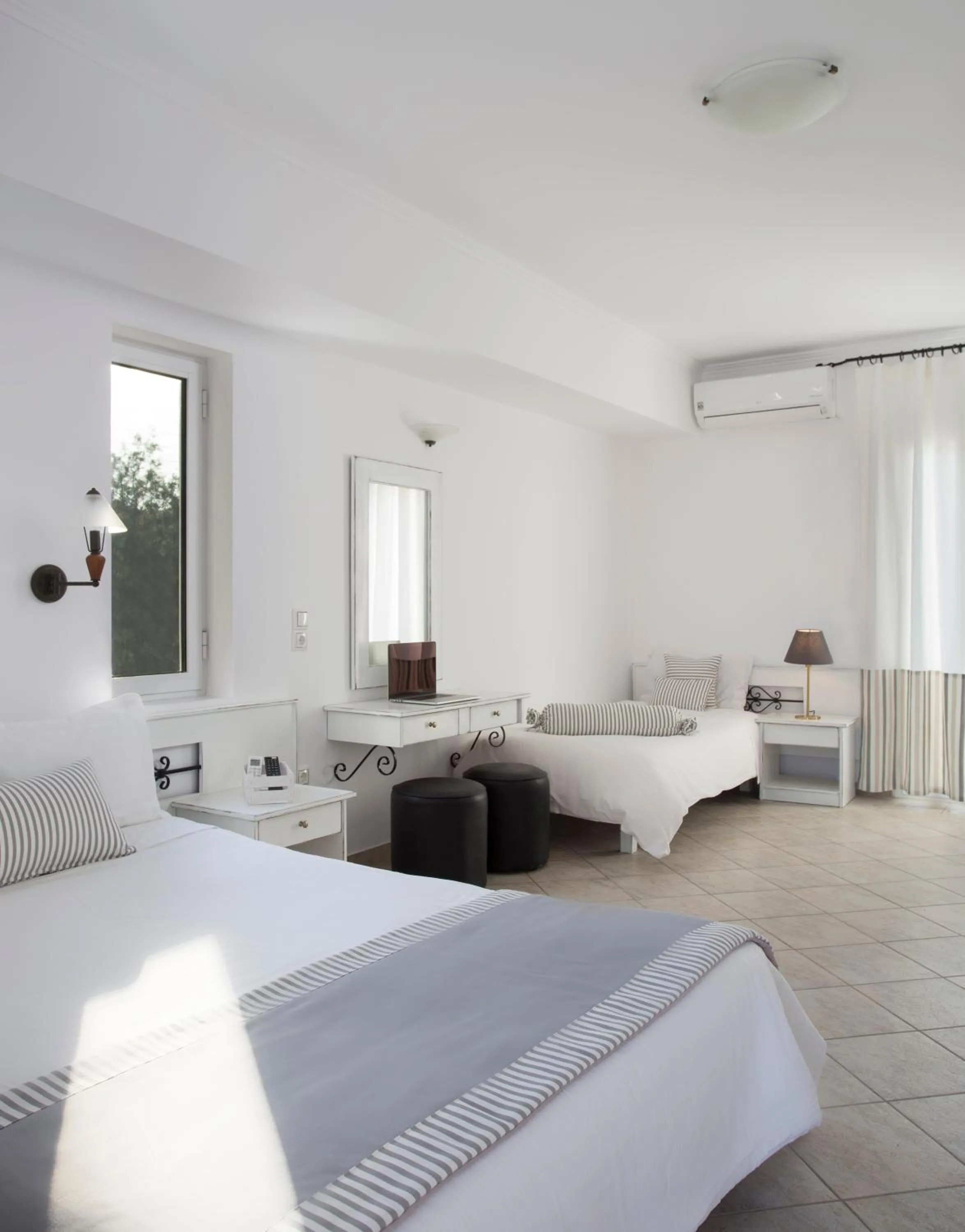 Bedroom, Bed in Iris Beach Hotel