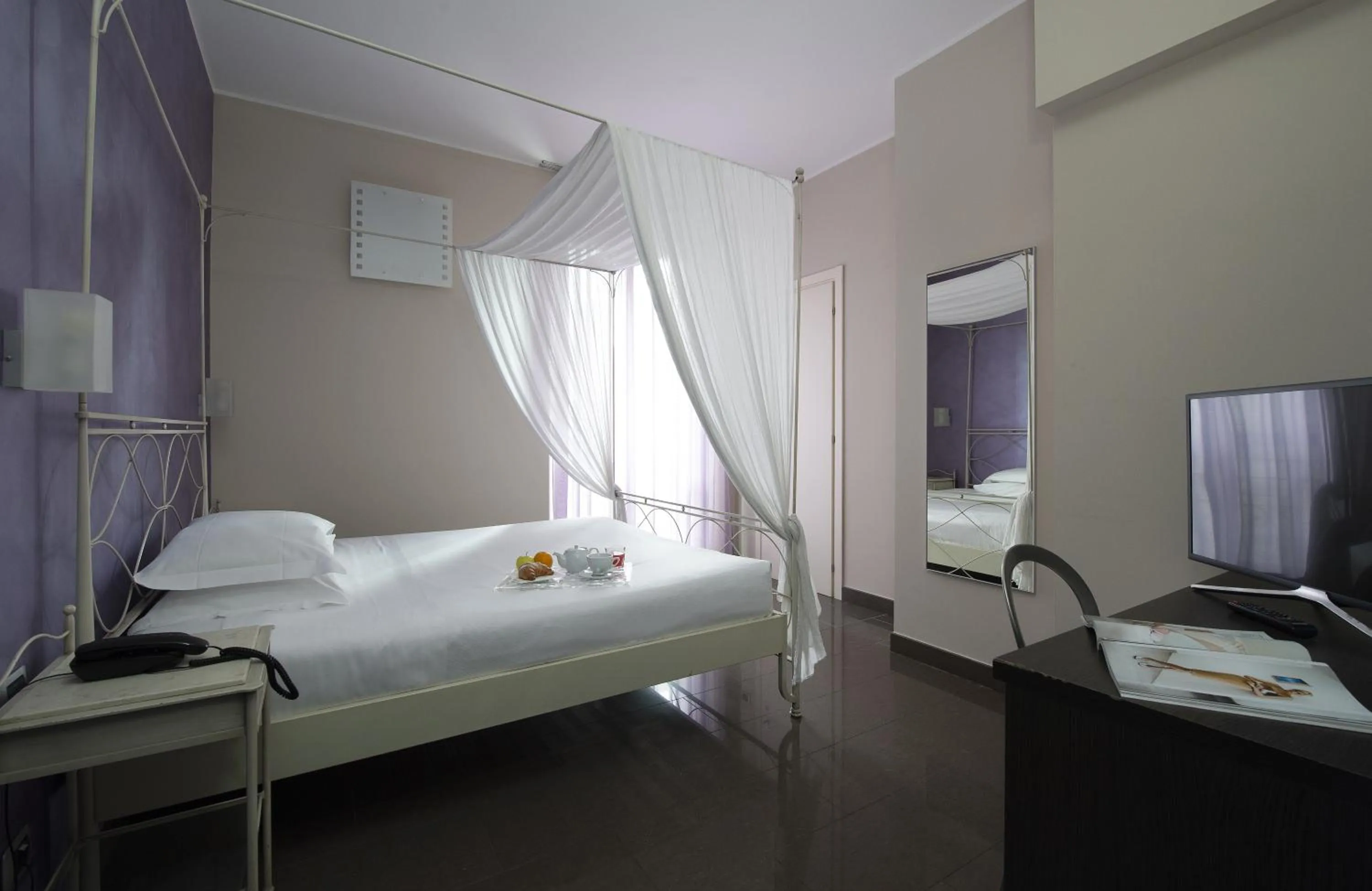 Bedroom, Bed in Hotel Five