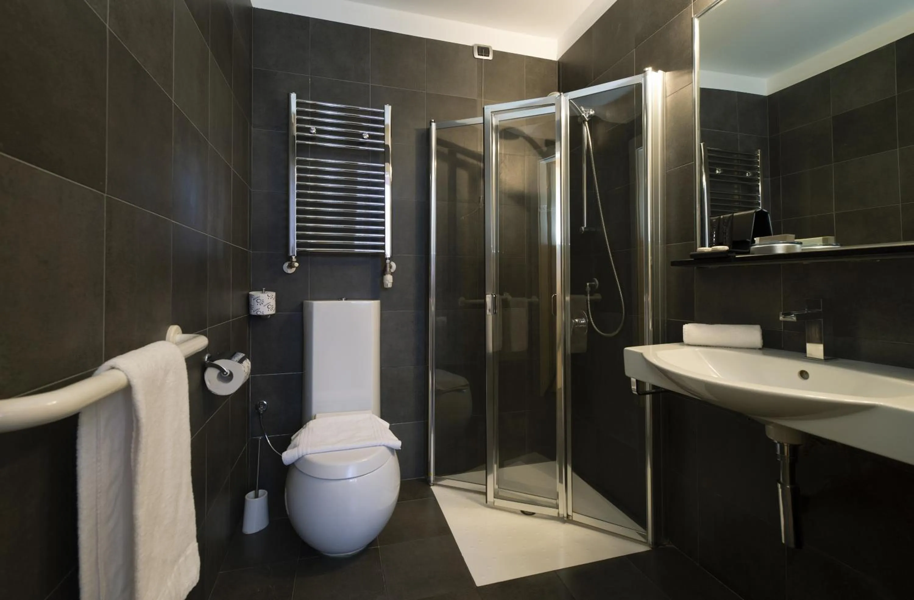 Shower in Hotel Five