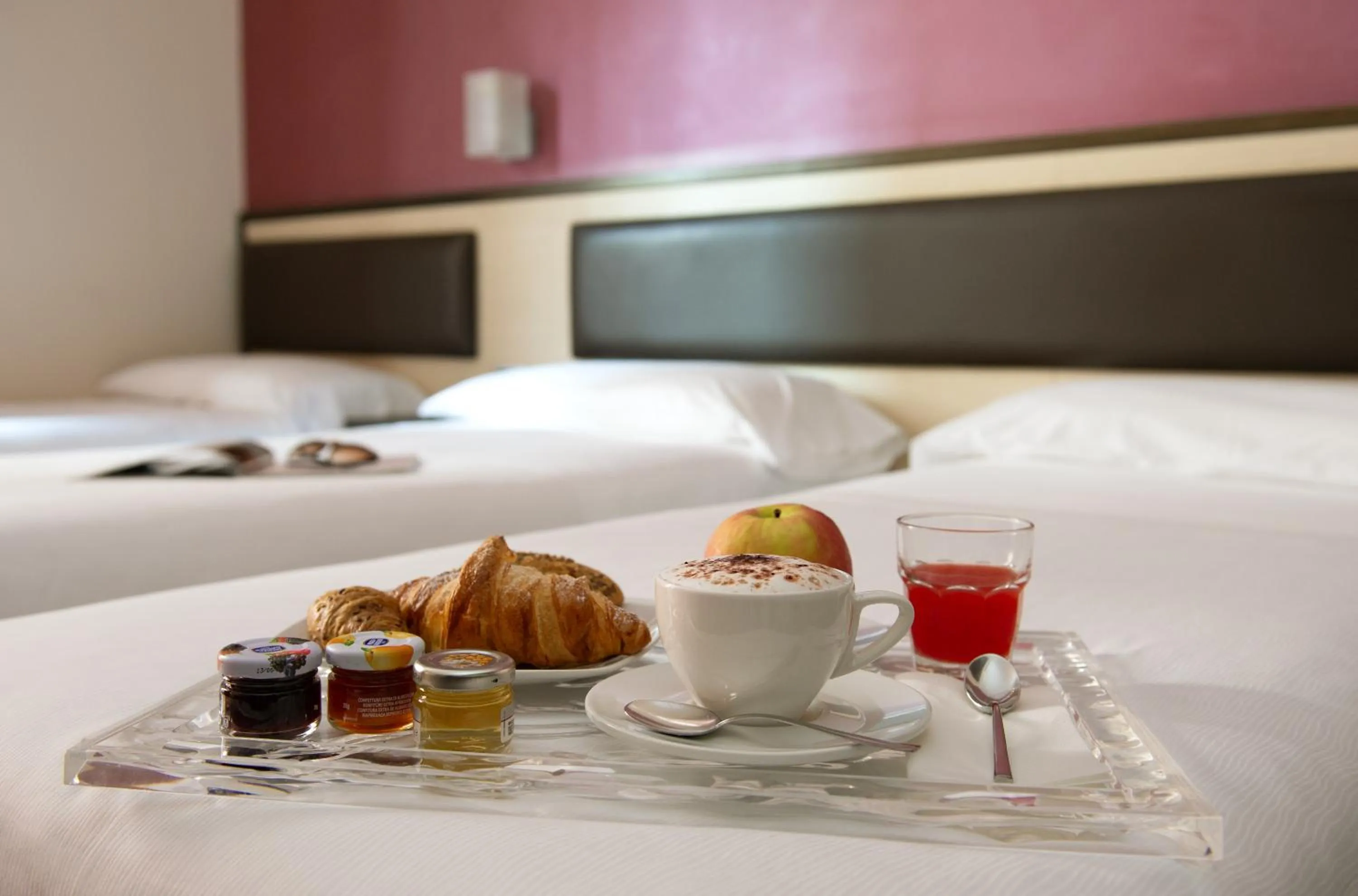 Breakfast, Bed in Hotel Five