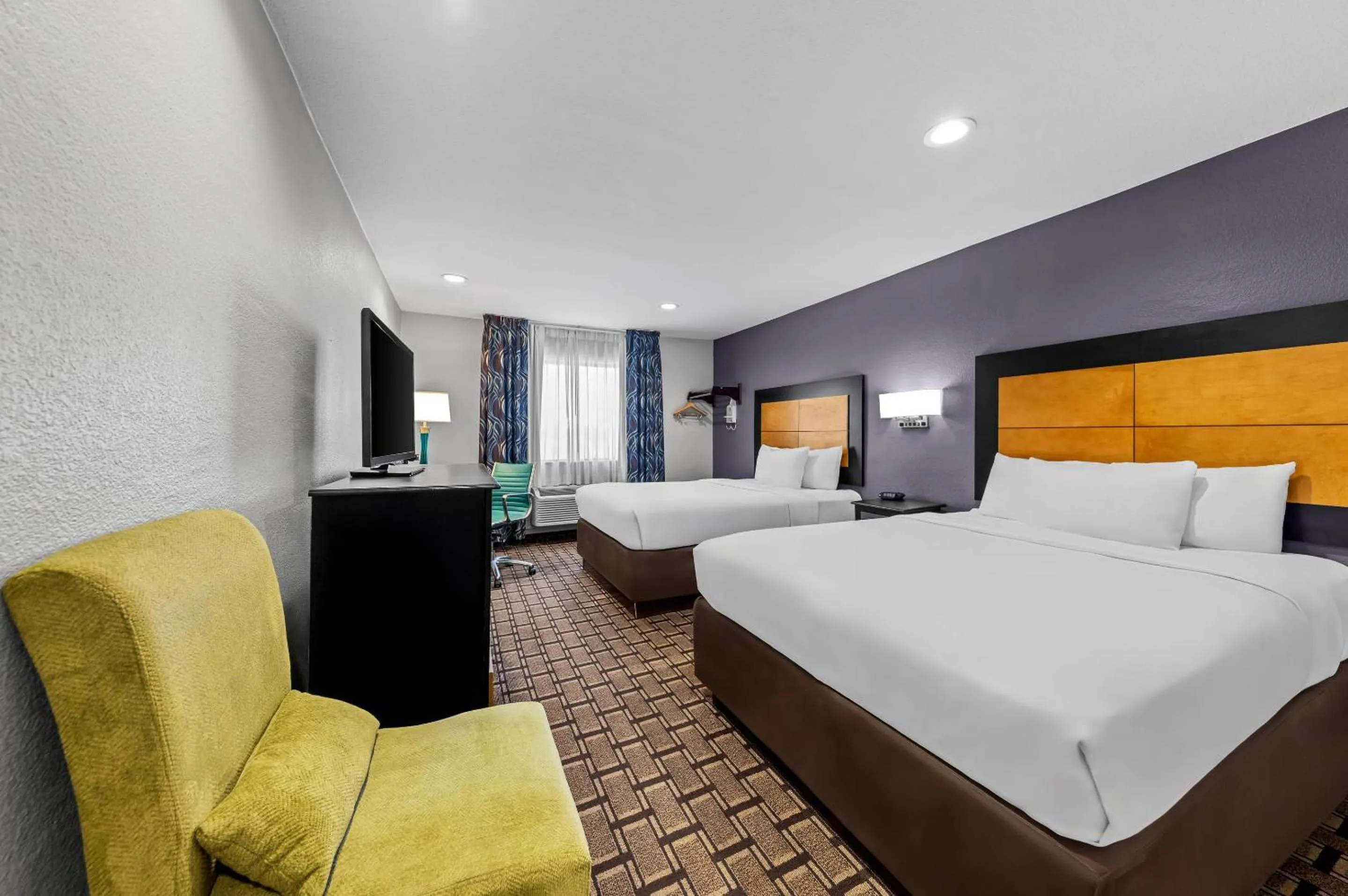 Bedroom, Bed in Quality Inn - Denton