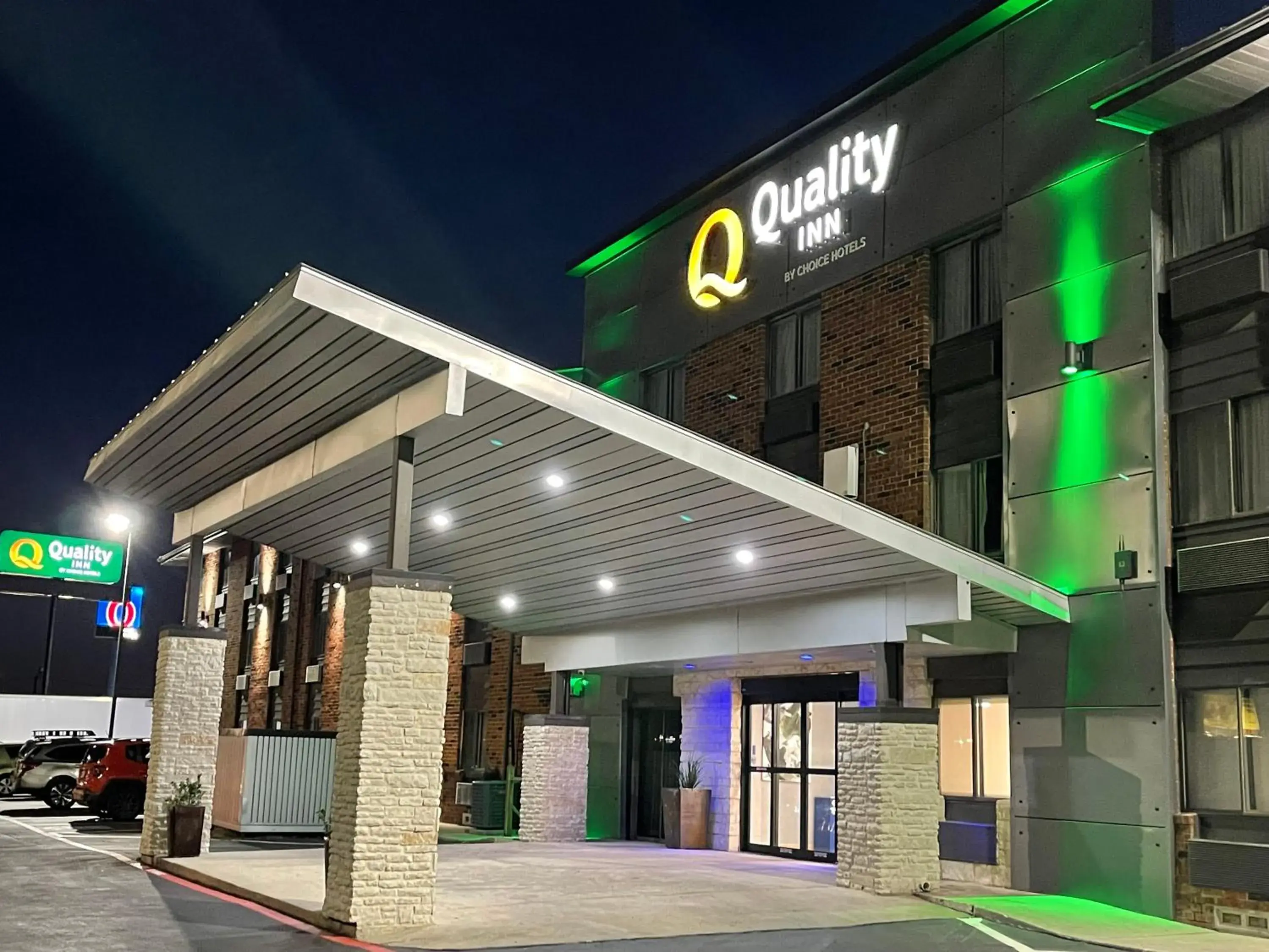 Property Building in Quality Inn - Denton
