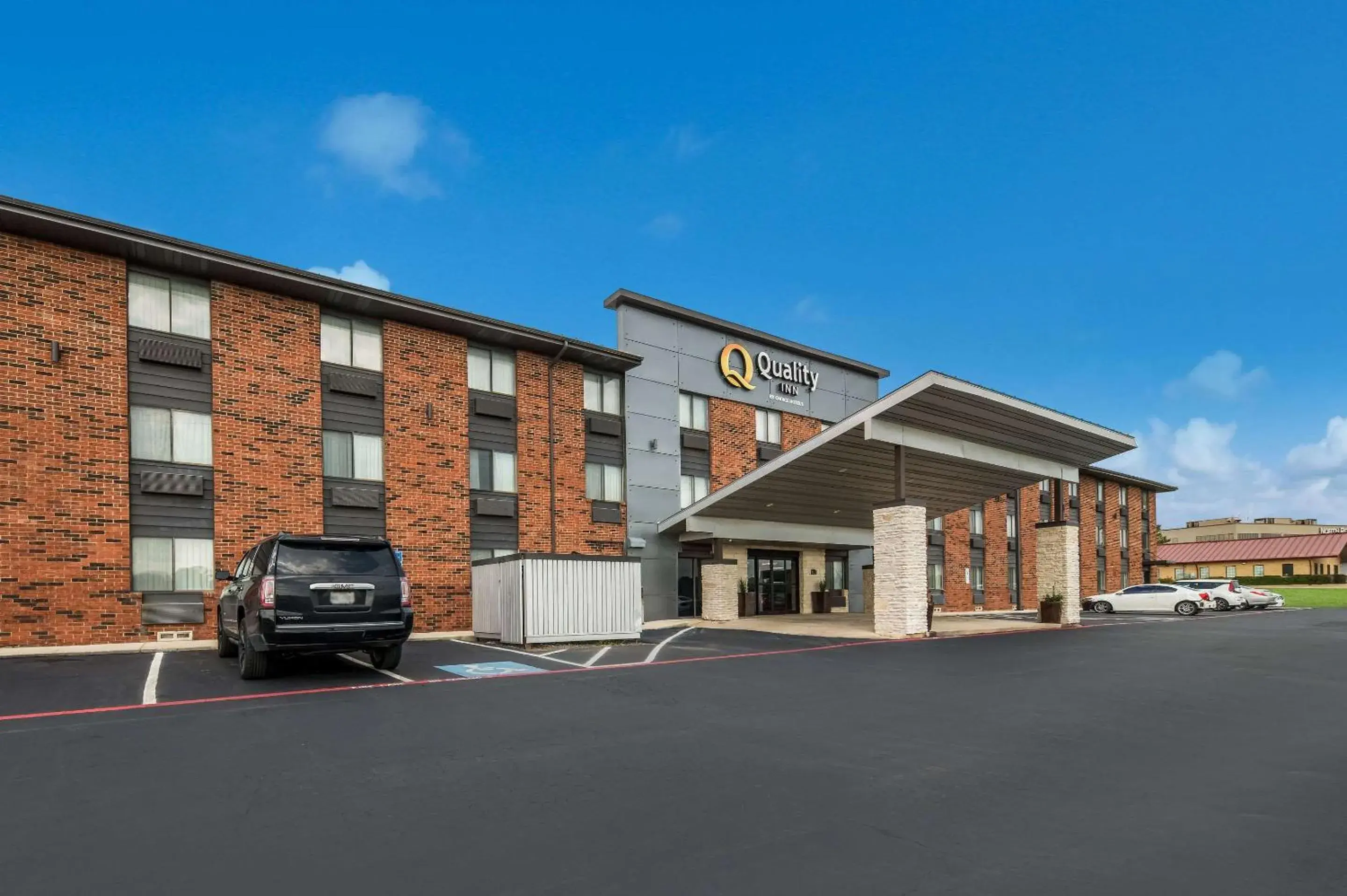 Property Building in Quality Inn - Denton