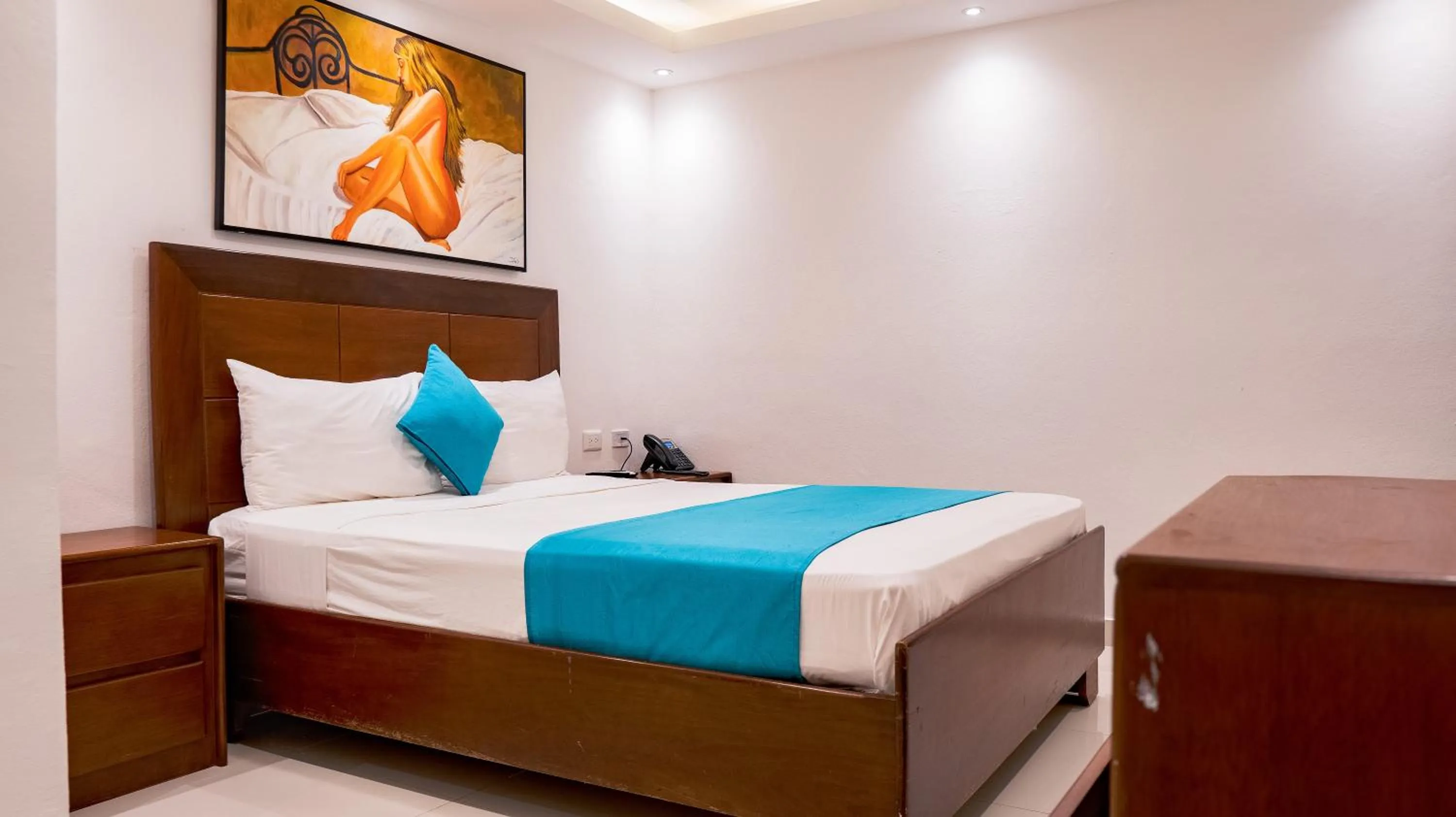 Photo of the whole room, Bed in Cataleya Hotel