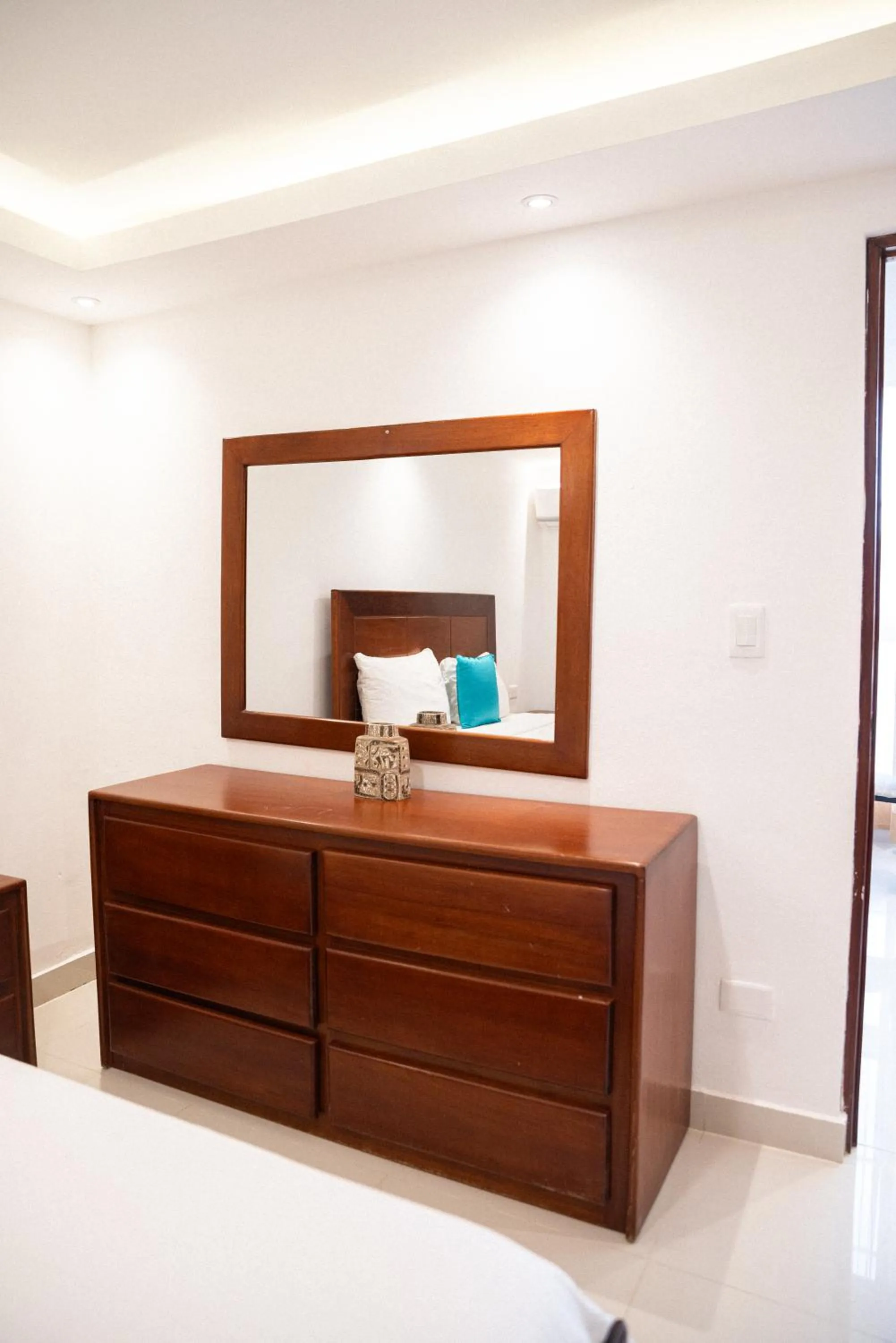 wardrobe, Bed in Cataleya Hotel