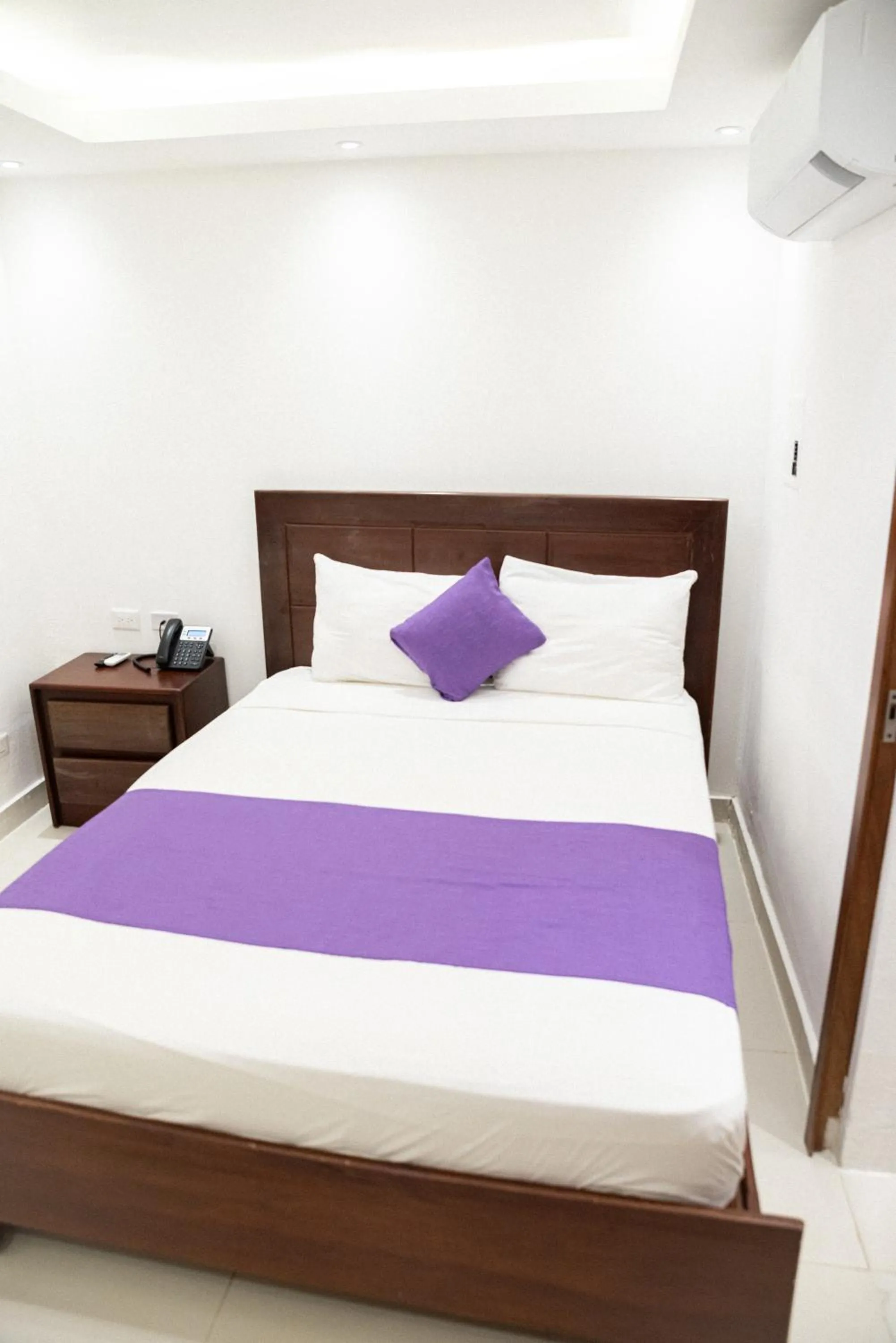 Photo of the whole room, Bed in Cataleya Hotel