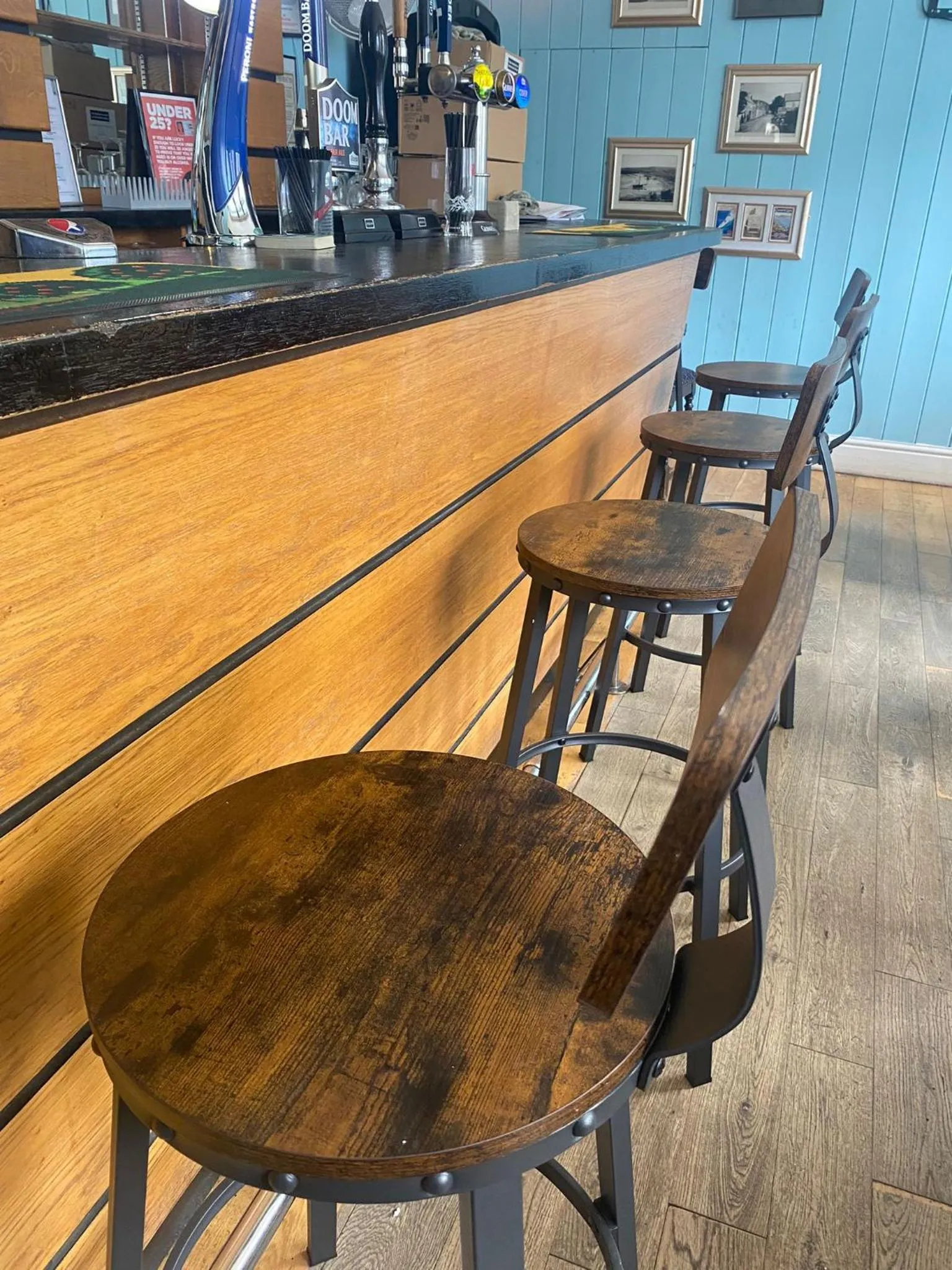 Restaurant/places to eat in Rose and Crown Hotel & Hope and Anchor Bar