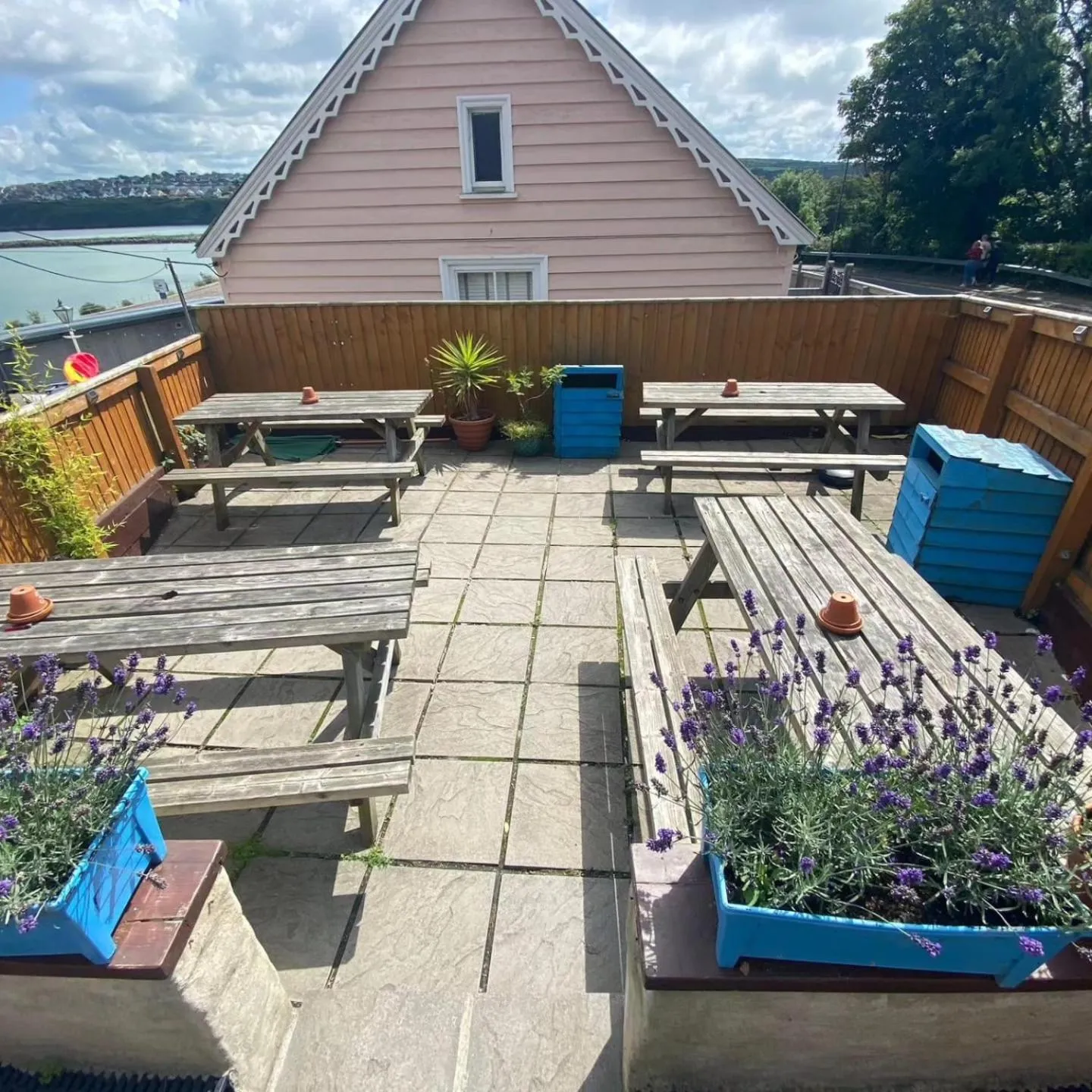 Garden in Rose and Crown Hotel & Hope and Anchor Bar